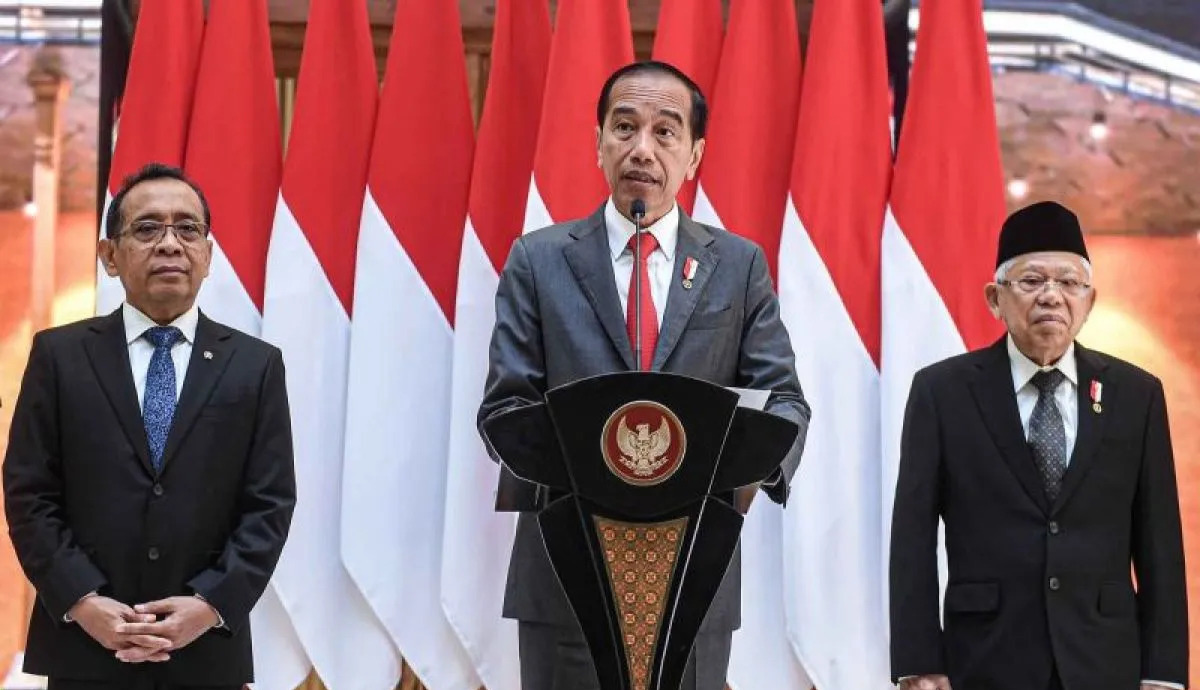 residen Joko Widodo (tengah) didampingi Wakil Presiden Ma'ruf Amin (kanan) memberikan keterangan pers di Base Ops Lanud Halim Perdanakusuma.