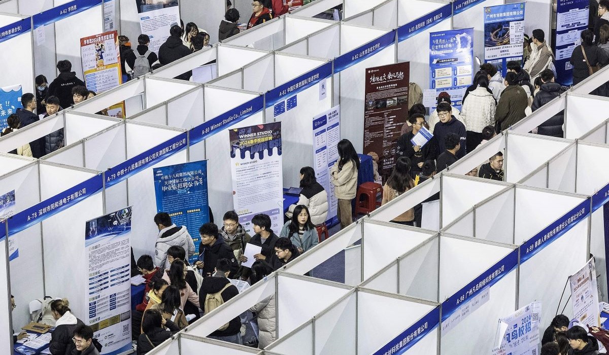 Mahasiswa menghadiri bursa kerja di Wuhan, Provinsi Hubei, Tiongkok tengah, pada 6 Maret 2024.