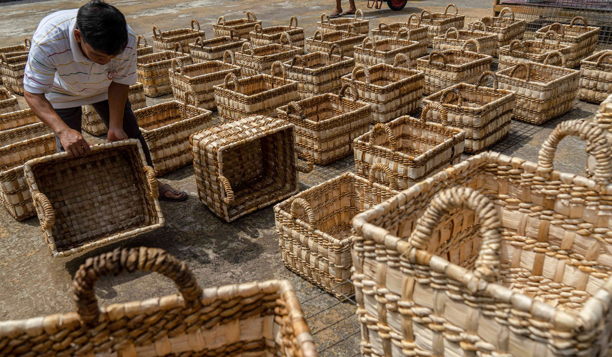 Pekerja menjemur kerajinan berbahan serat alam yang akan diekspor di Bumkalma Sendang Sumunar Craft.