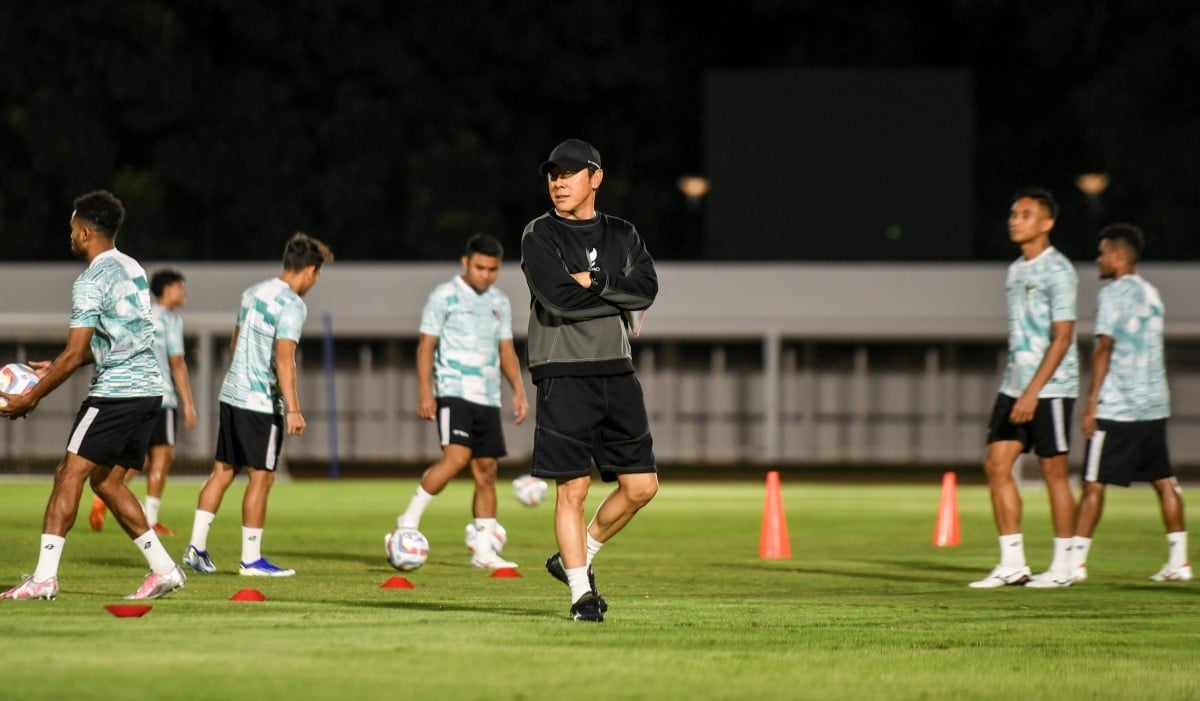 Pelatih Timnas Indonesia Shin Tae-yong memimpin latihan di Stadion Madya Gelora Bung Karno 