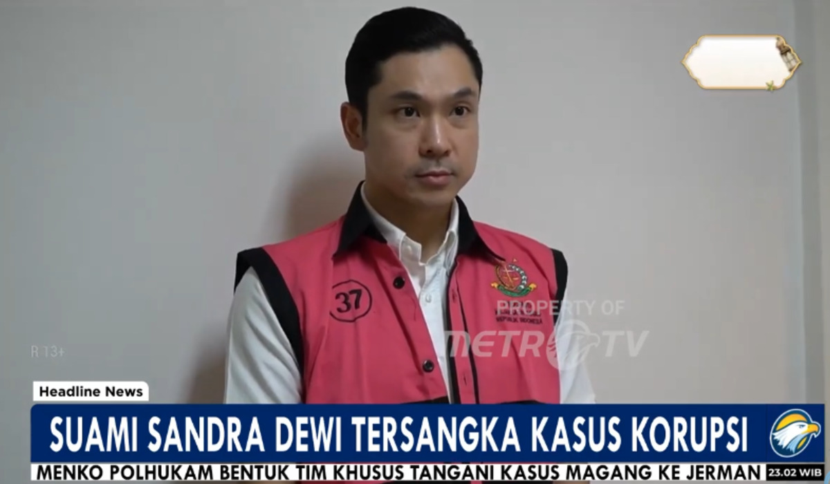 Suami Sandra Dewi, Harvey Moeis, saat digiring oleh Kejaksaan Agung sebagai tersangka korupsi timah.