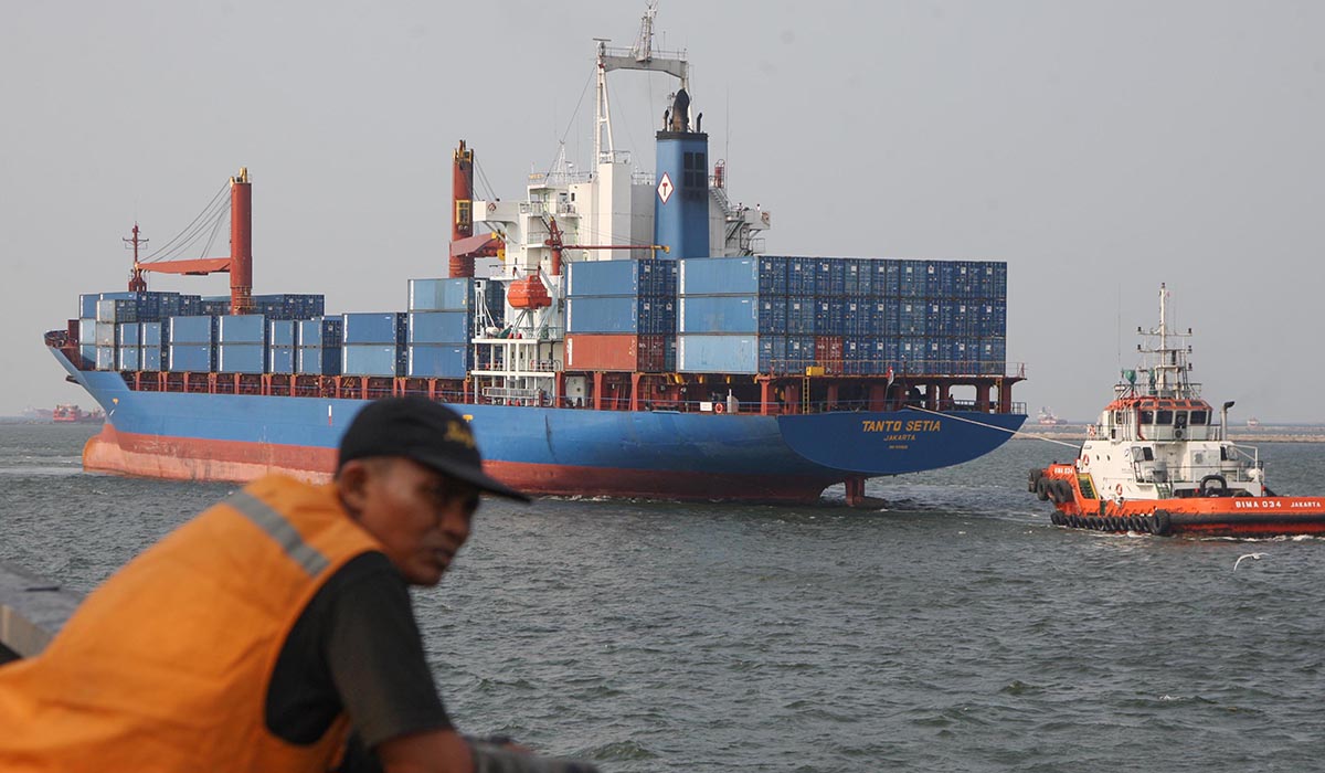  Kapal pengangkut peti kemas hendak bersandar di di Pelabuhan Tanjung Priok, Jakarta, Senin (6/11/2023).