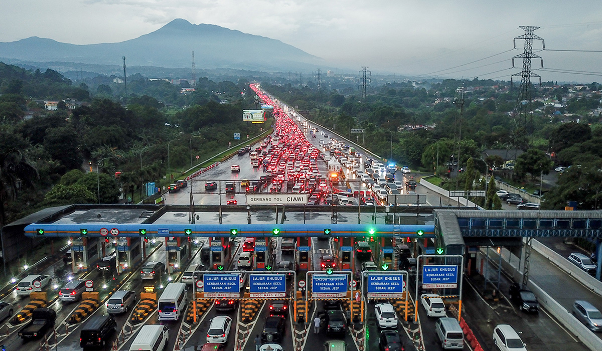 Foto udara ribuan kendaraan terjebak kemacetan di pintu keluar Tol Ciawi, Kabupaten Bogor, Jawa Barat, Minggu (23/4/2023).