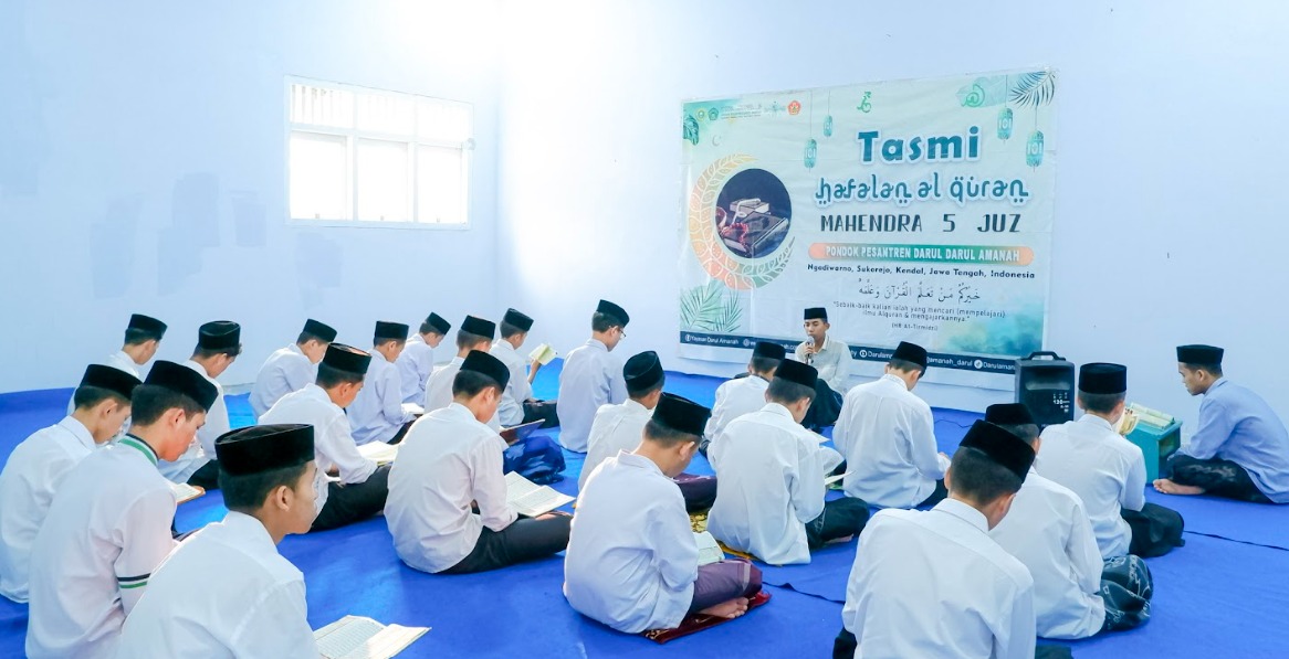 Santri Pondok Pesantren Darul Amanah tengah belajar kitab kuning.