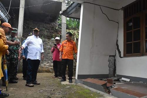 Pj Bupati Sumedang Herman Suryatman melihat kondisi rumah yang terdampak pergerakan tanah. 