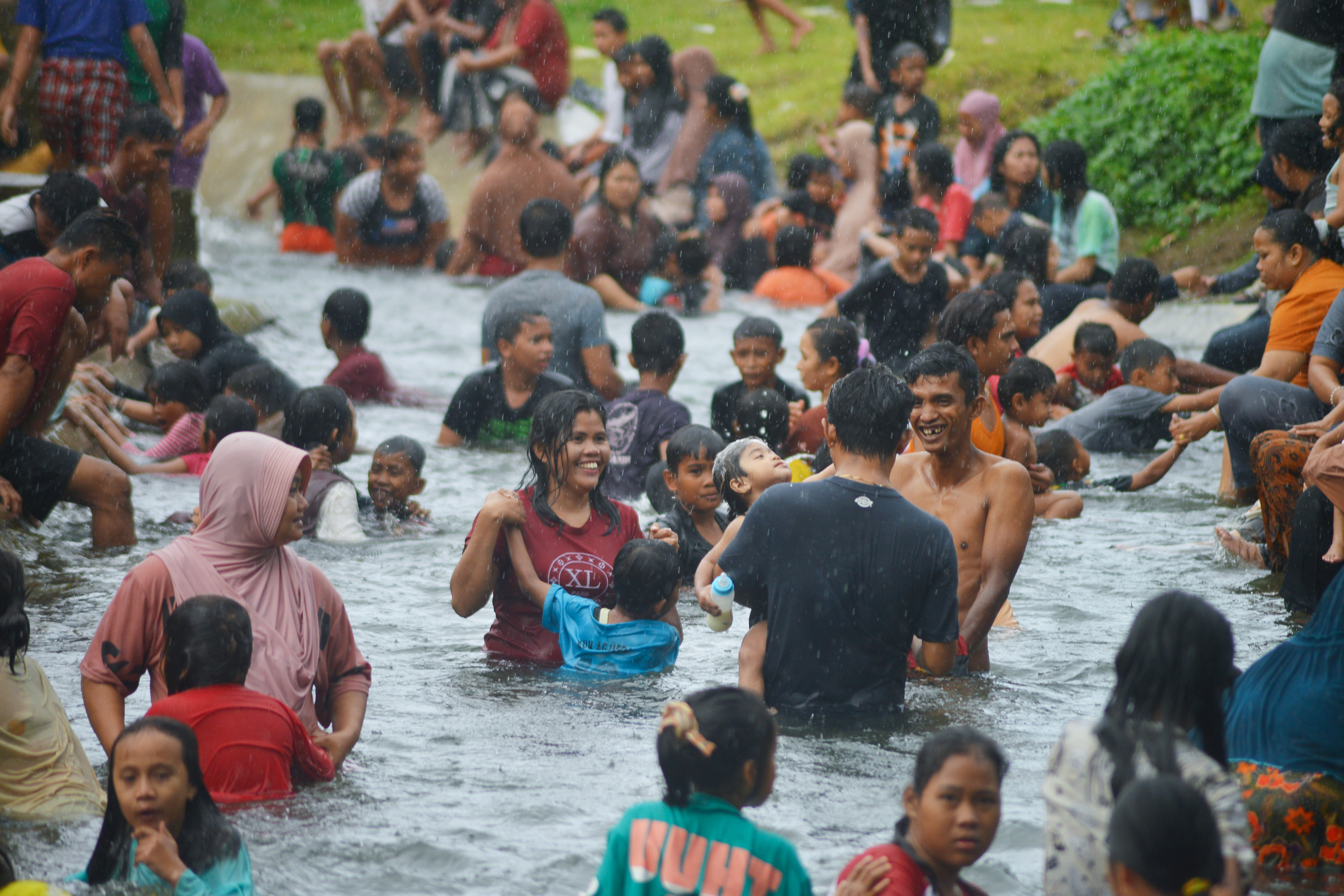 Sejumlah warga mandi di anak Sungai Batang Aia Dingin, Cek Dam Koto Tuo, Padang, Sumatera Barat.