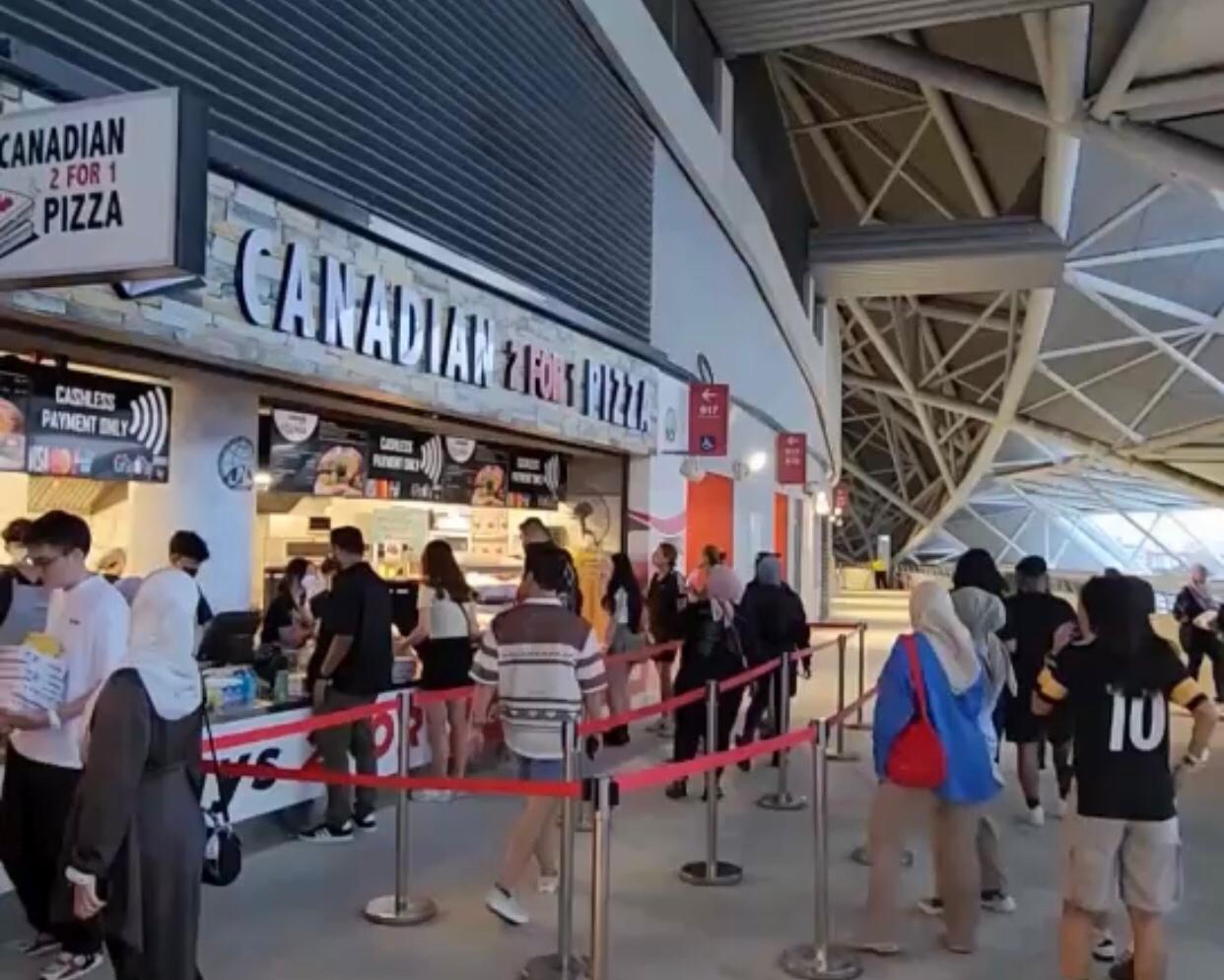  Salah satu gerai Canadian 2 for 1 Pizza 