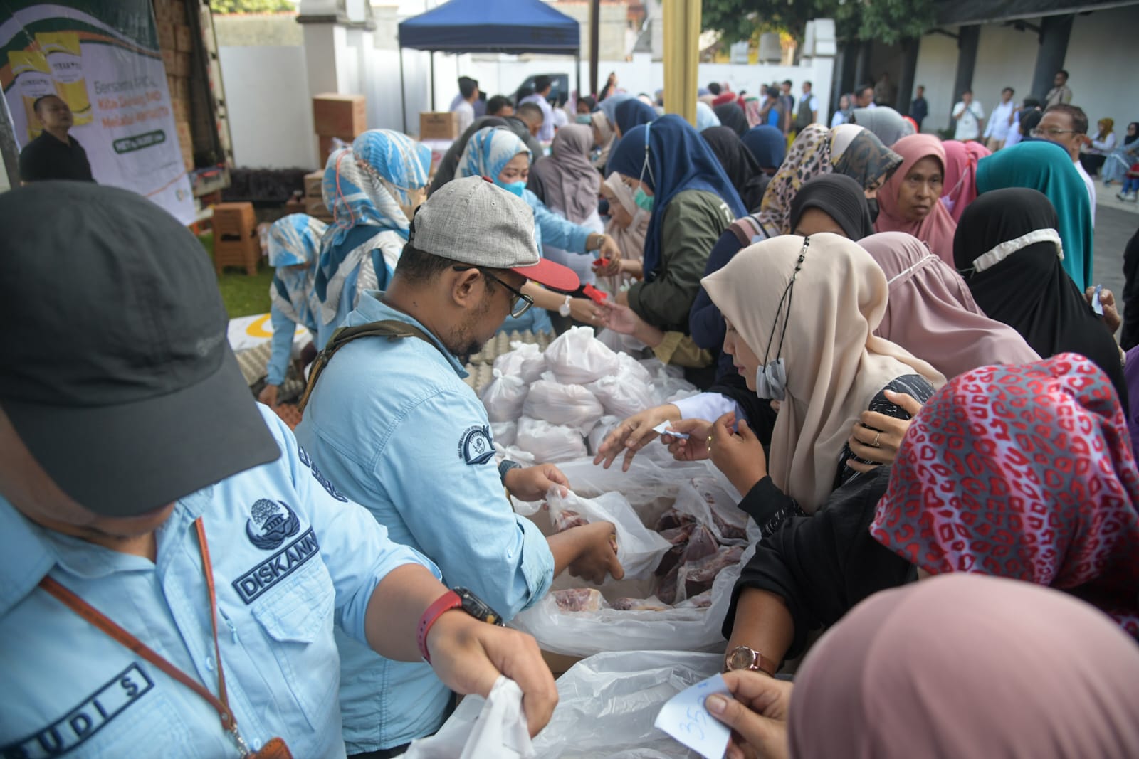 Bazar murah Ramadan di Purwakarta diminati warga