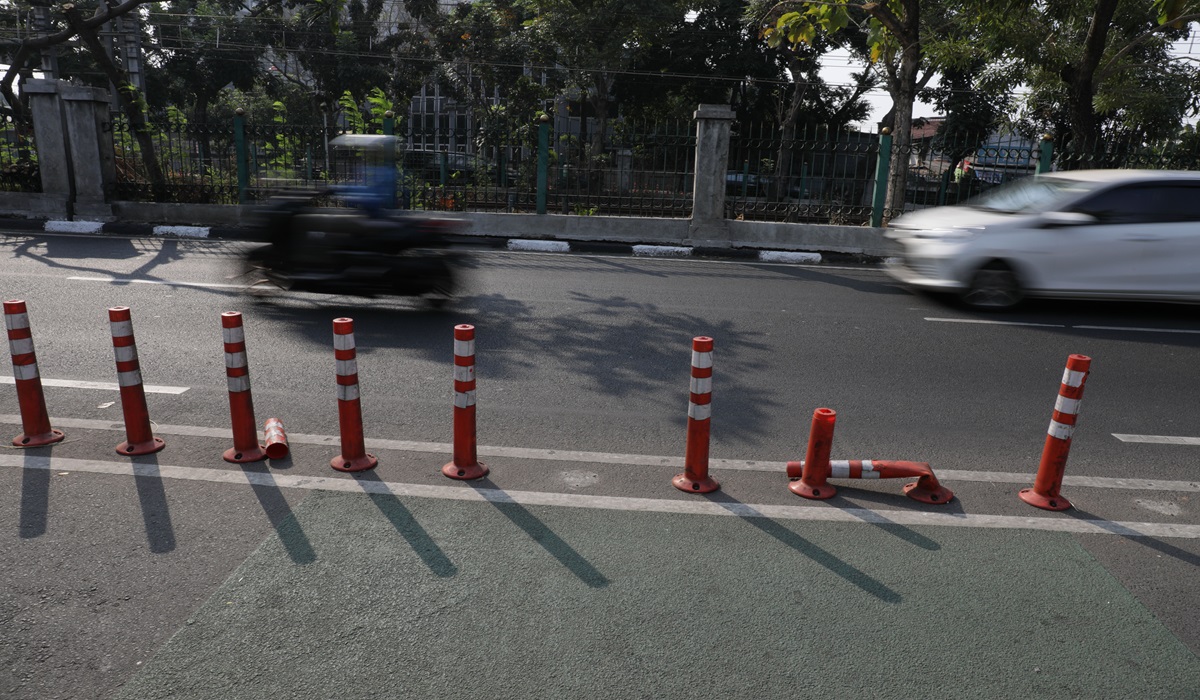 Stick cone jalur sepeda yang rusak di sepanjang Jalan Tentara Pelajar yang menghubungkan Palmerah, Kebayoran Baru, dan Kebayoran Lama.
