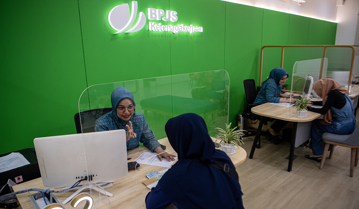 Petugas BPJS Ketenagakerjaan melayani warga di Kantor BPJS Ketenagakerjaan Palembang, Sumatera Selatan, Kamis (12/1/2023).