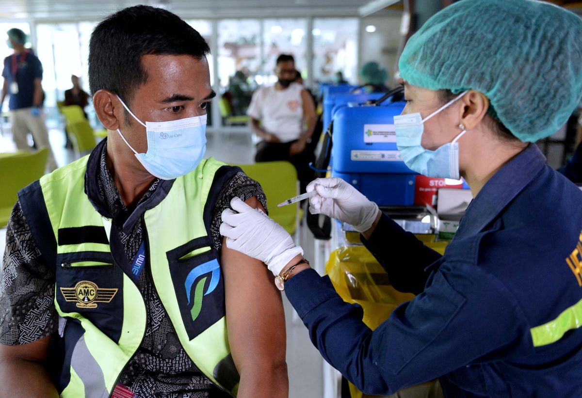 Petugas menyuntikkan vaksin covid-19 kepada masyarakat.