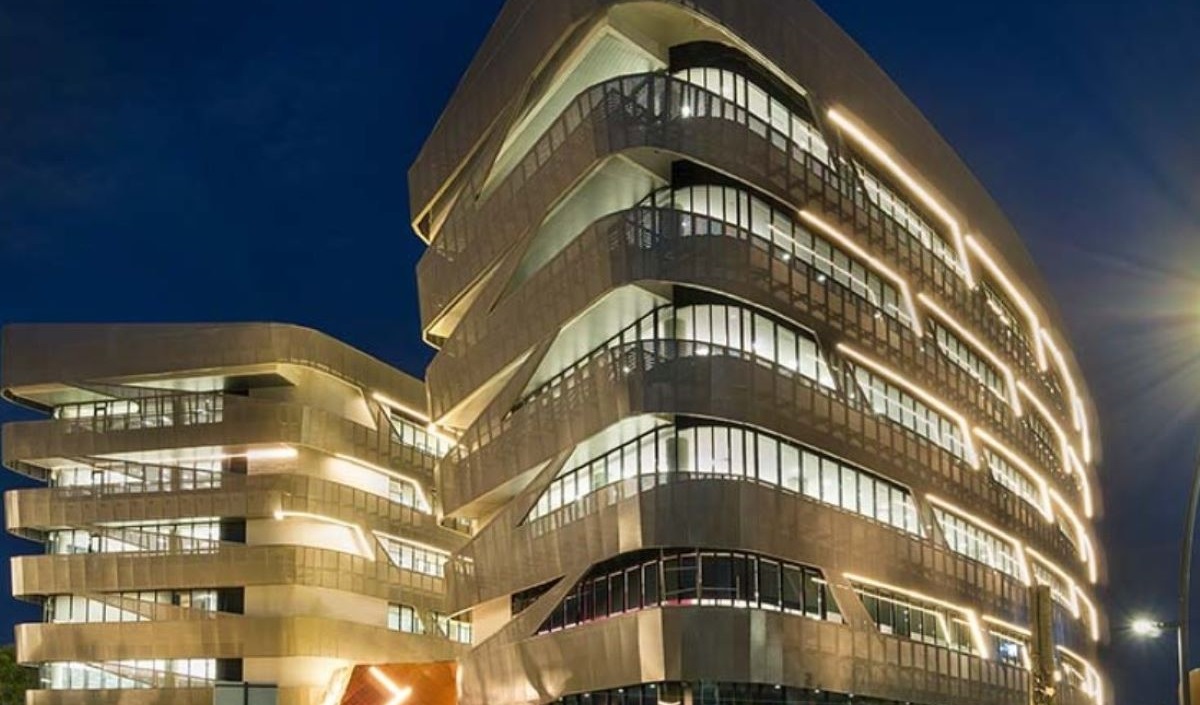 Gedung GOP 9 BSD City menggunakan material ramah lingkungan dan energi baru terbarukan (EBT).