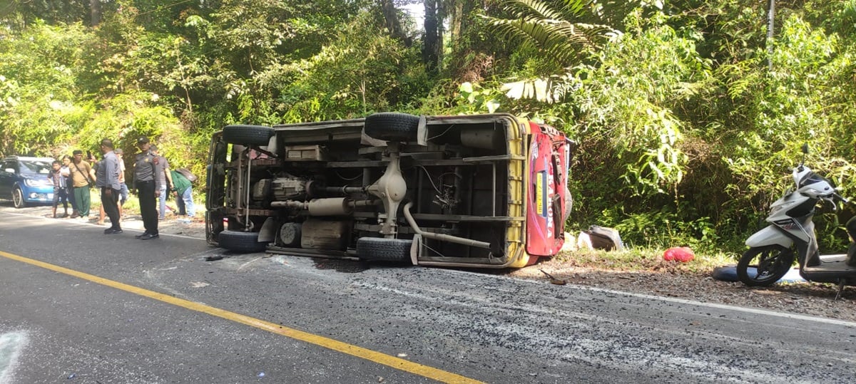Satu unit mobil bus penumpang PT Lalupa Karona BK-7133-UD terbalik dan 10 orang terluka.