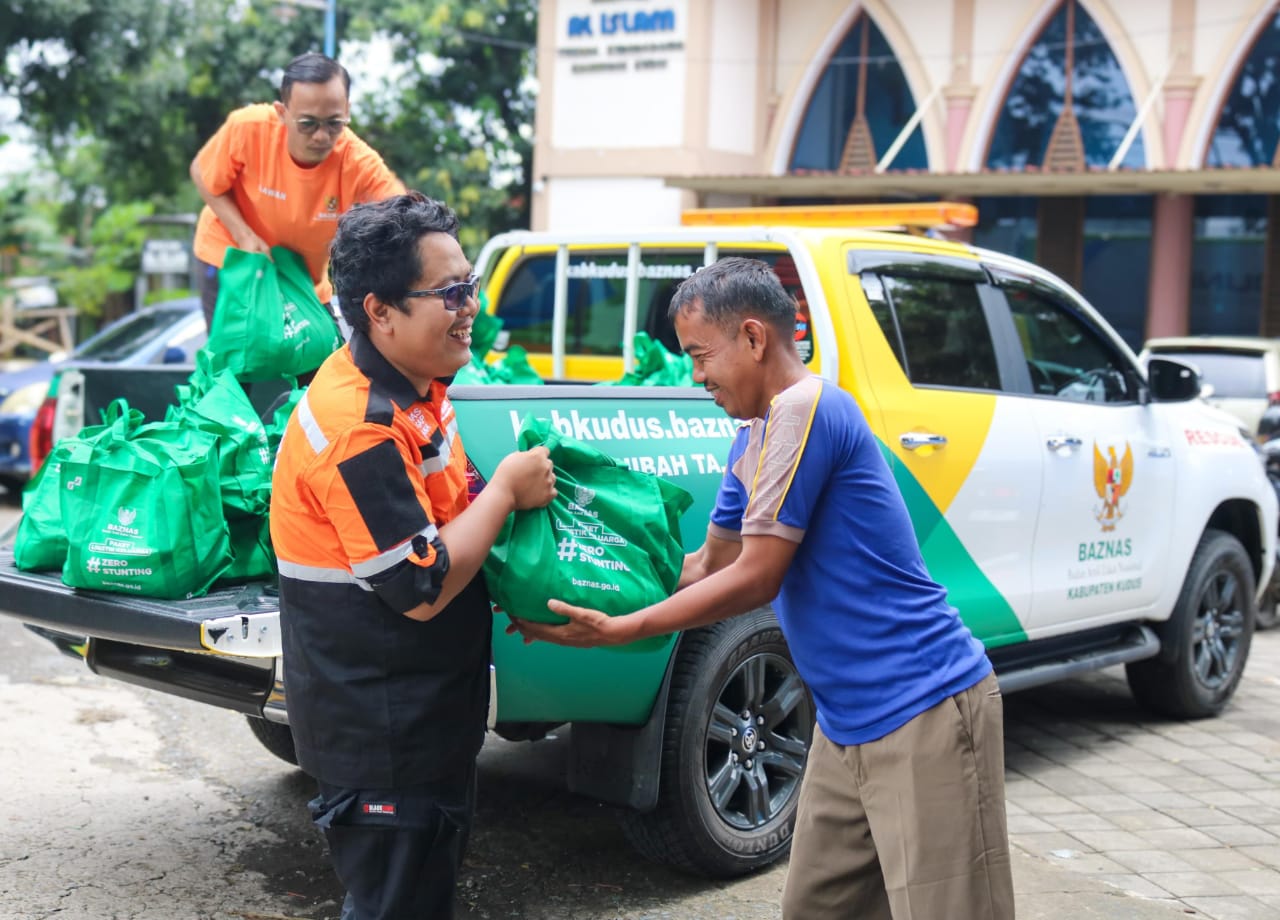 Baznas memberikan bantuan kepada pengungsi banjir di Kudus, Jawa Tengah