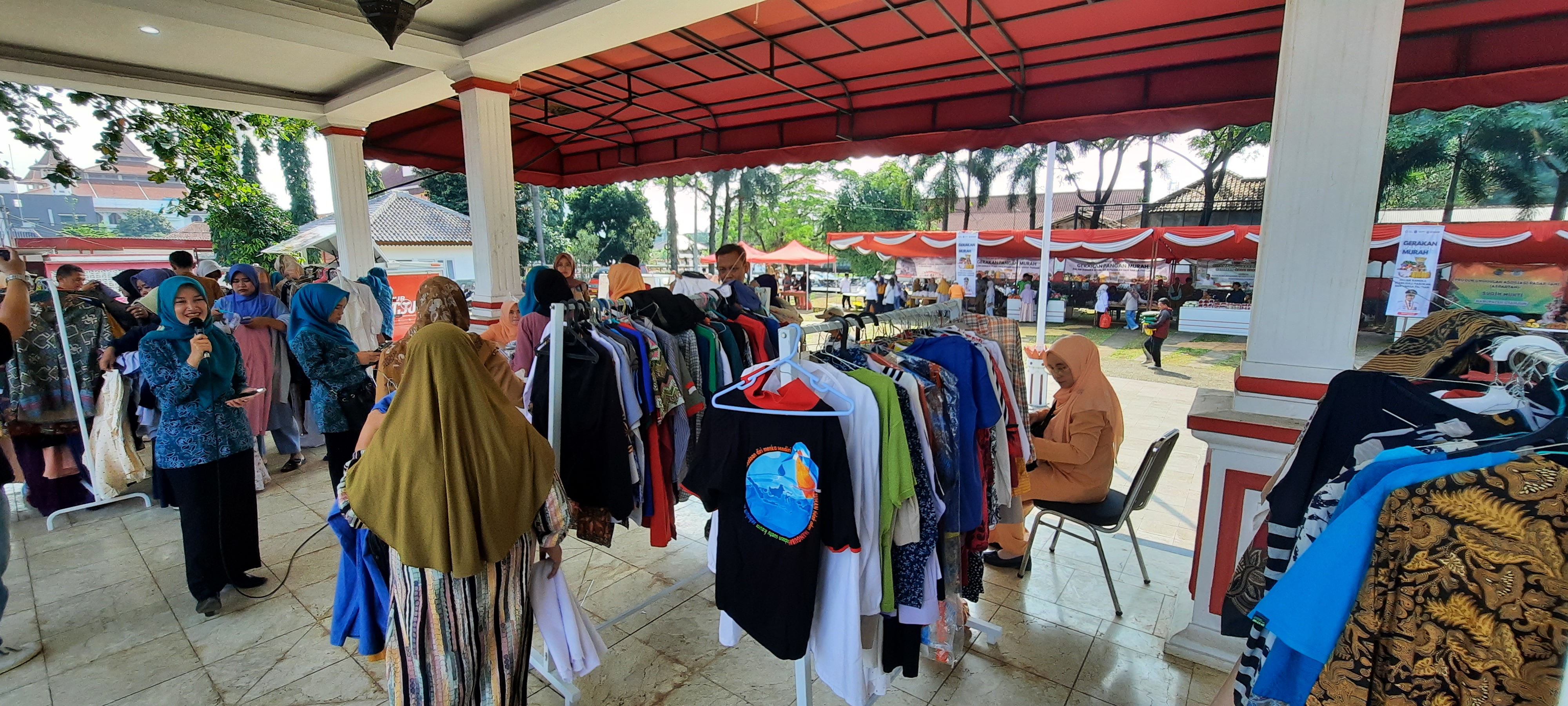 Pakaian bekas milik pejabat dan pegawai Pemkab Cianjur dibagikan untuk masyarakat