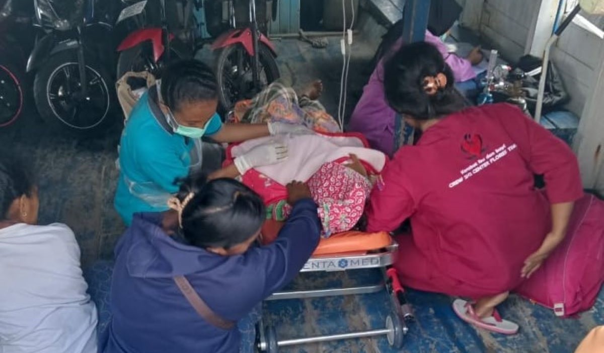 Ibu hamil yang hendak dirujuk ke RSUD Larantuka bersalin di dalam kapal kayu.