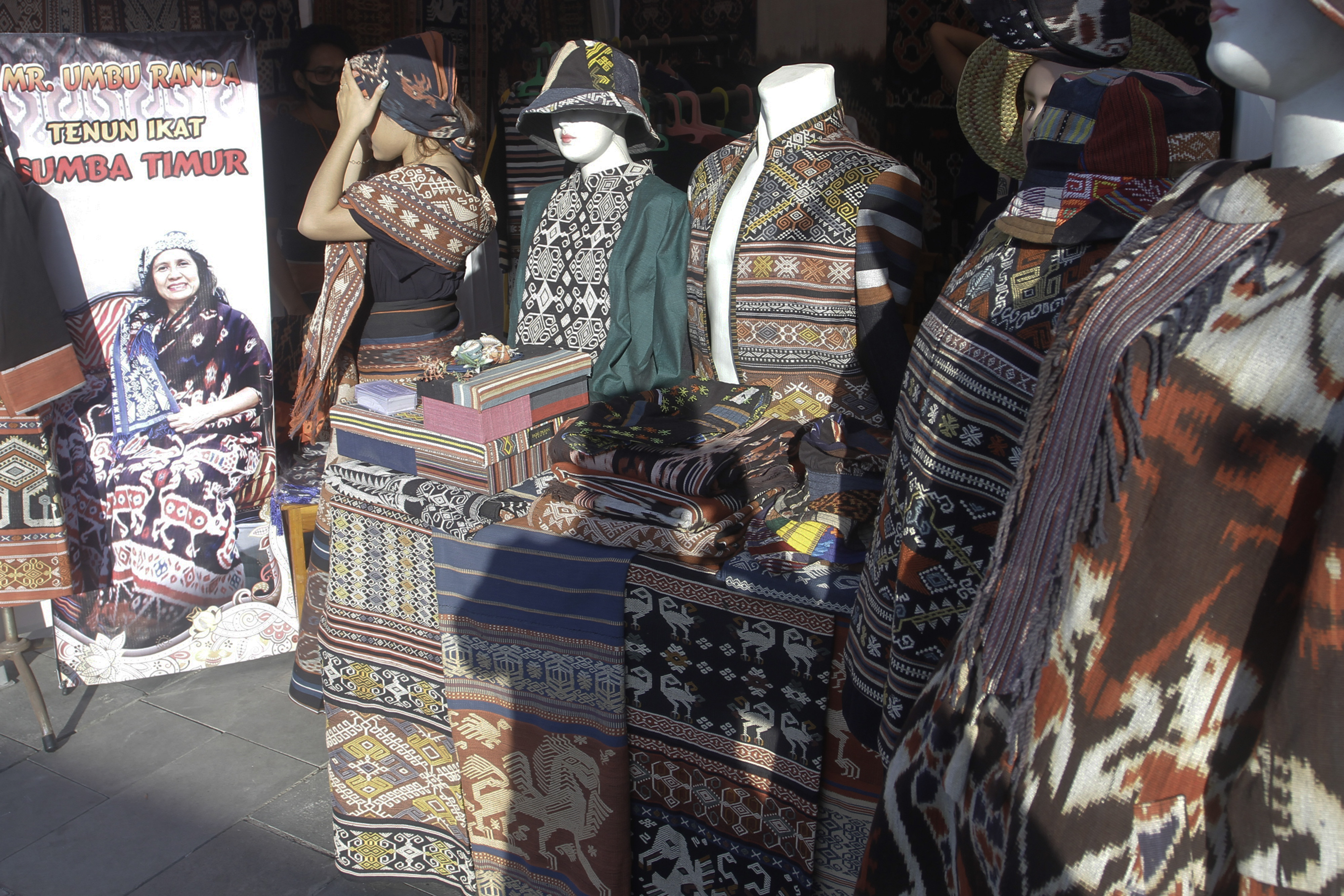 Tenun ikat Sumba Timur terus dikembakan melalui UMKM Wastra