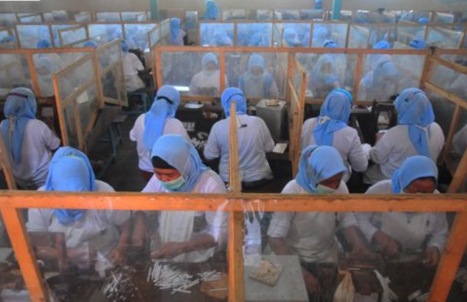 Ilustrasi: Pekerja memproduksi Sigaret Kretek Tangan (SKT).