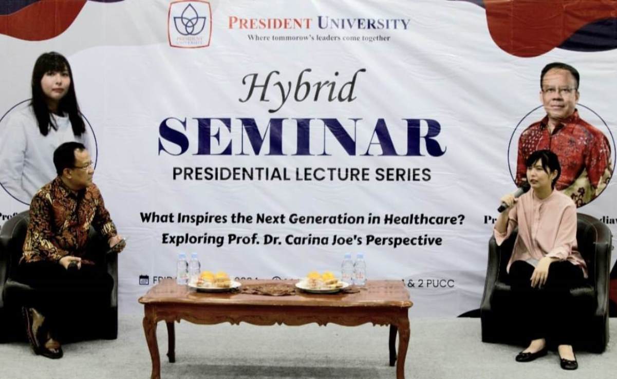 Dekan Fakultas Kedokteran President University Prof Budi Setiabudiawan (kiri) dan Prof (HC UA) Carina Citra Dewi Joe di Presidential Lecture