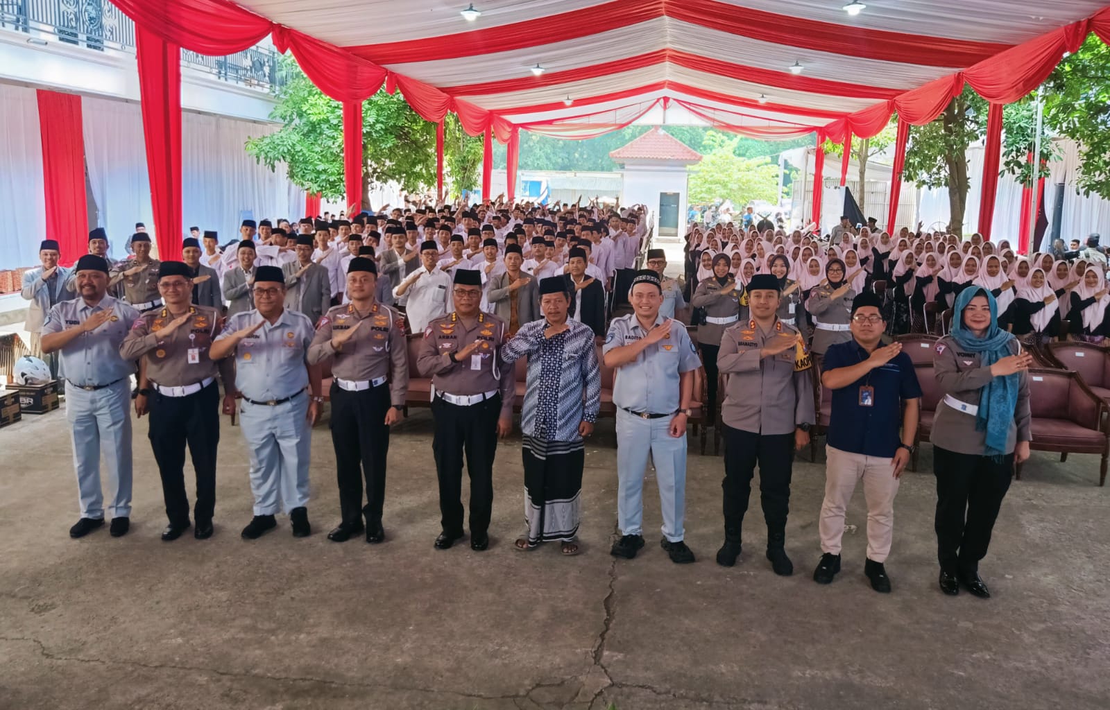 Kepala Divisi ESG dan Kelembagaan PT Jasa Raharja Radito Risangadi foto bersama Korlantas dan pengurus ponpes Queen Al Falah, Kediri.