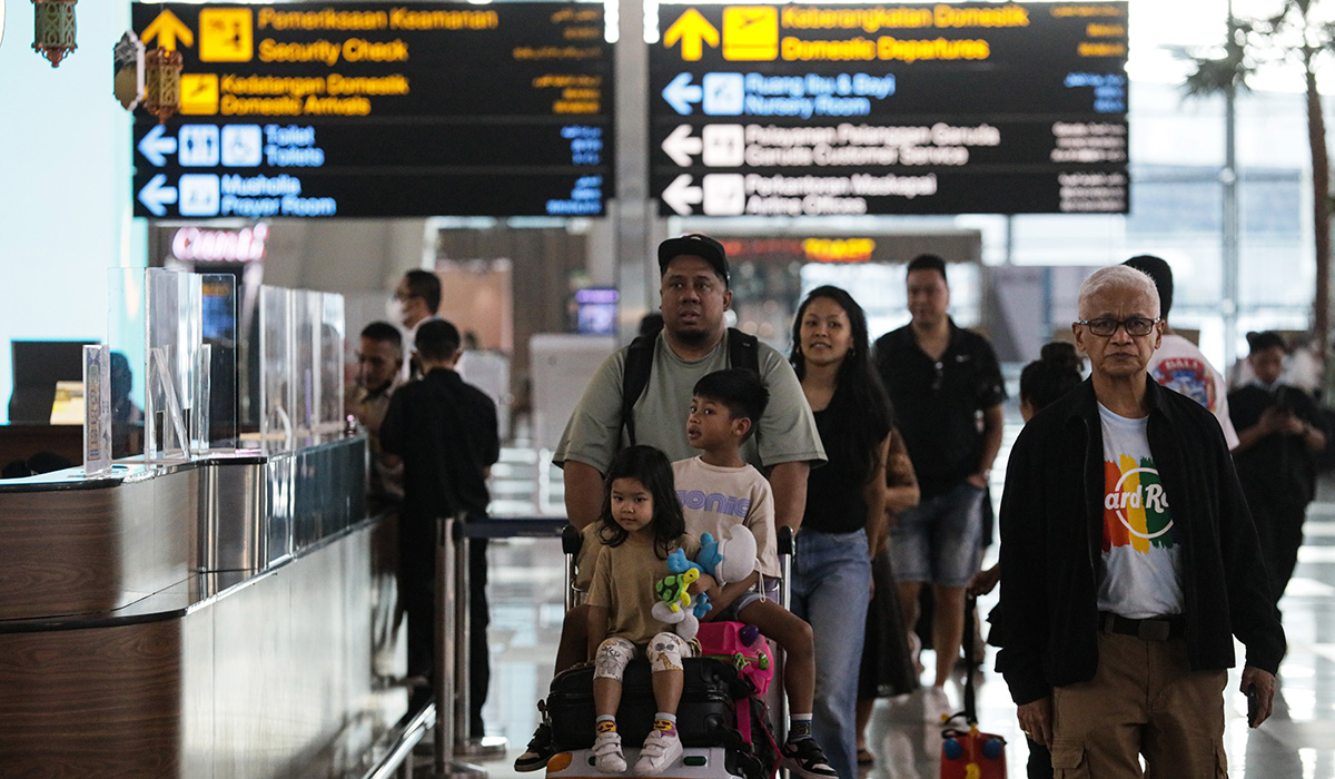 Penumpang pesawat di Terminal 3 Bandara Soekarno Hatta, Tangerang, Banten, Minggu (16/4/2023).