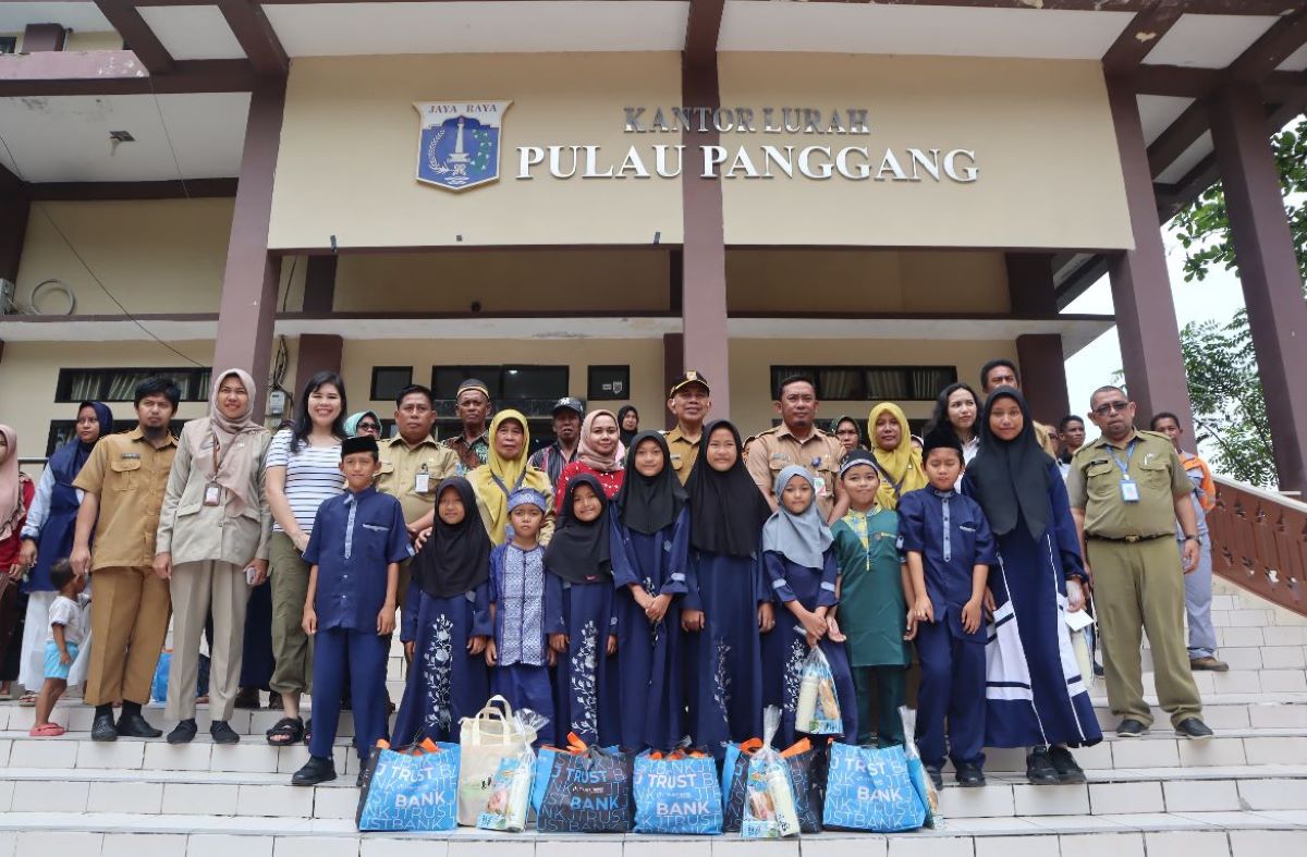 J Trust Bank memberikan bantuan kepada warga Pulau Panggan, Kepualauan Seribu.