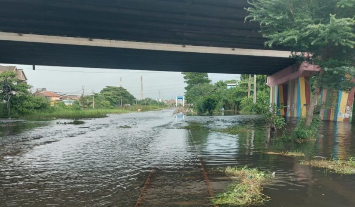 Kondisi rel di petak antara Stasiun Semarang Tawang hingga Stasiun Alastua, Jumat (15/3), yang masih terendam banjir.