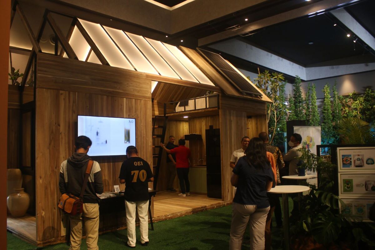 Pengunjung melihat-lihat pameran di Synergy Green Building Festival.