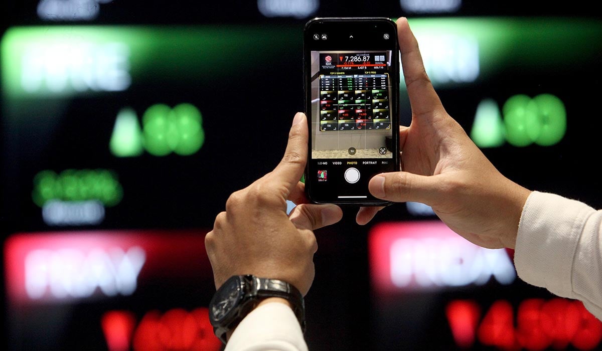 Pergerakan saham-saham yang terpampang pada layar elektronik di Bursa Efek Indonesia (BEI), Jakarta, Senin (26/2/2024).