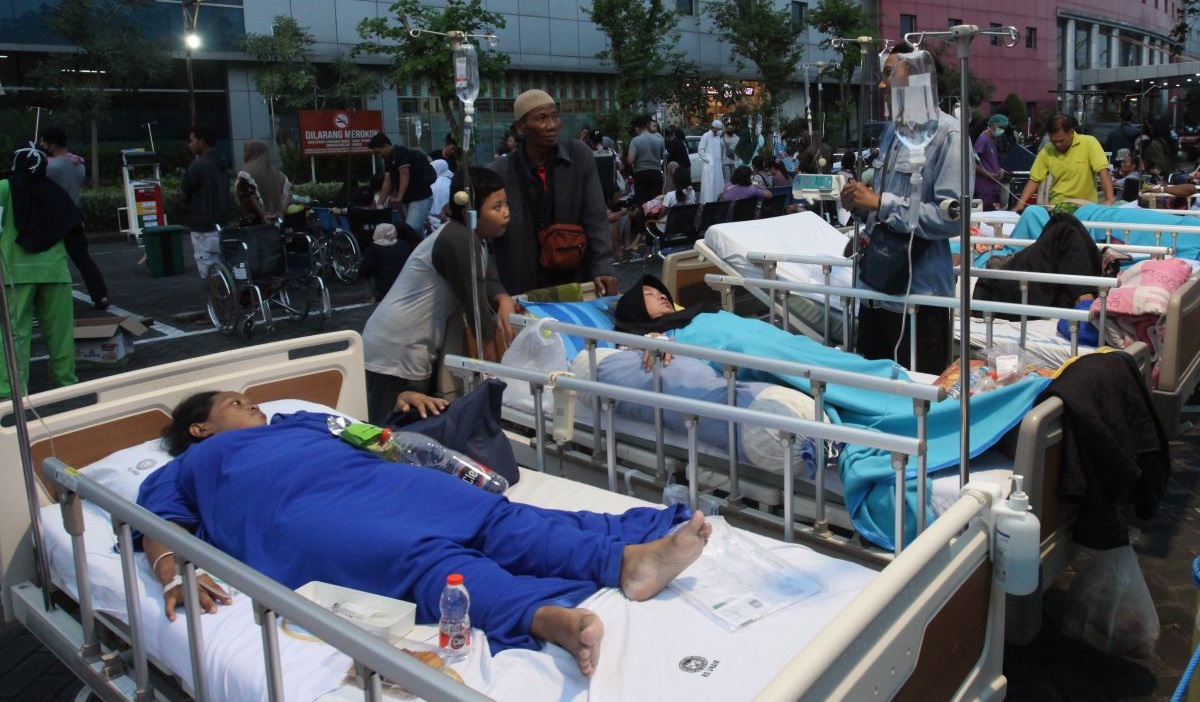Sejumlah pasien yang dievakuasi keluar ruangan tetap mendapatkan perawatan medis di halaman RS Universitas Airlangga, Surabaya, Jawa Timur.