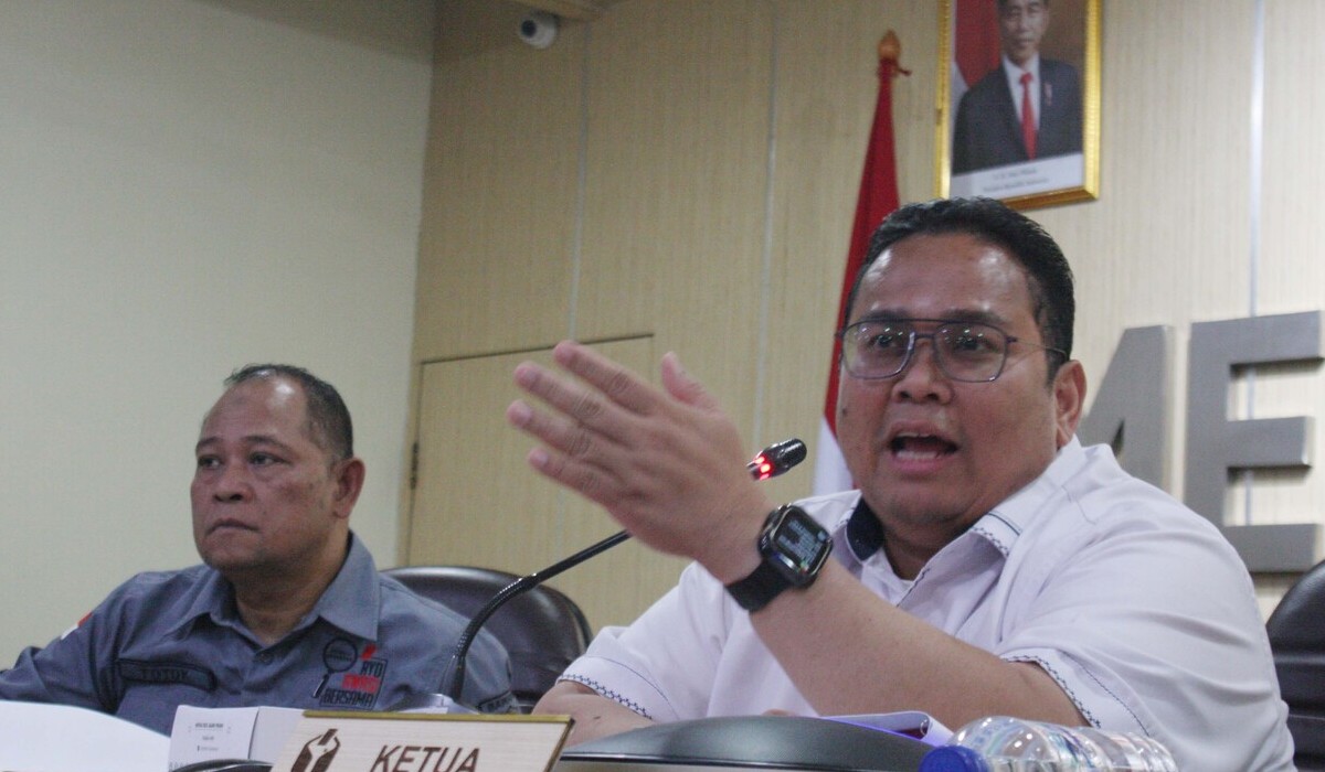 Ketua Badan Pengawas Pemilu (Bawaslu) Rahmat Bagja (kanan).