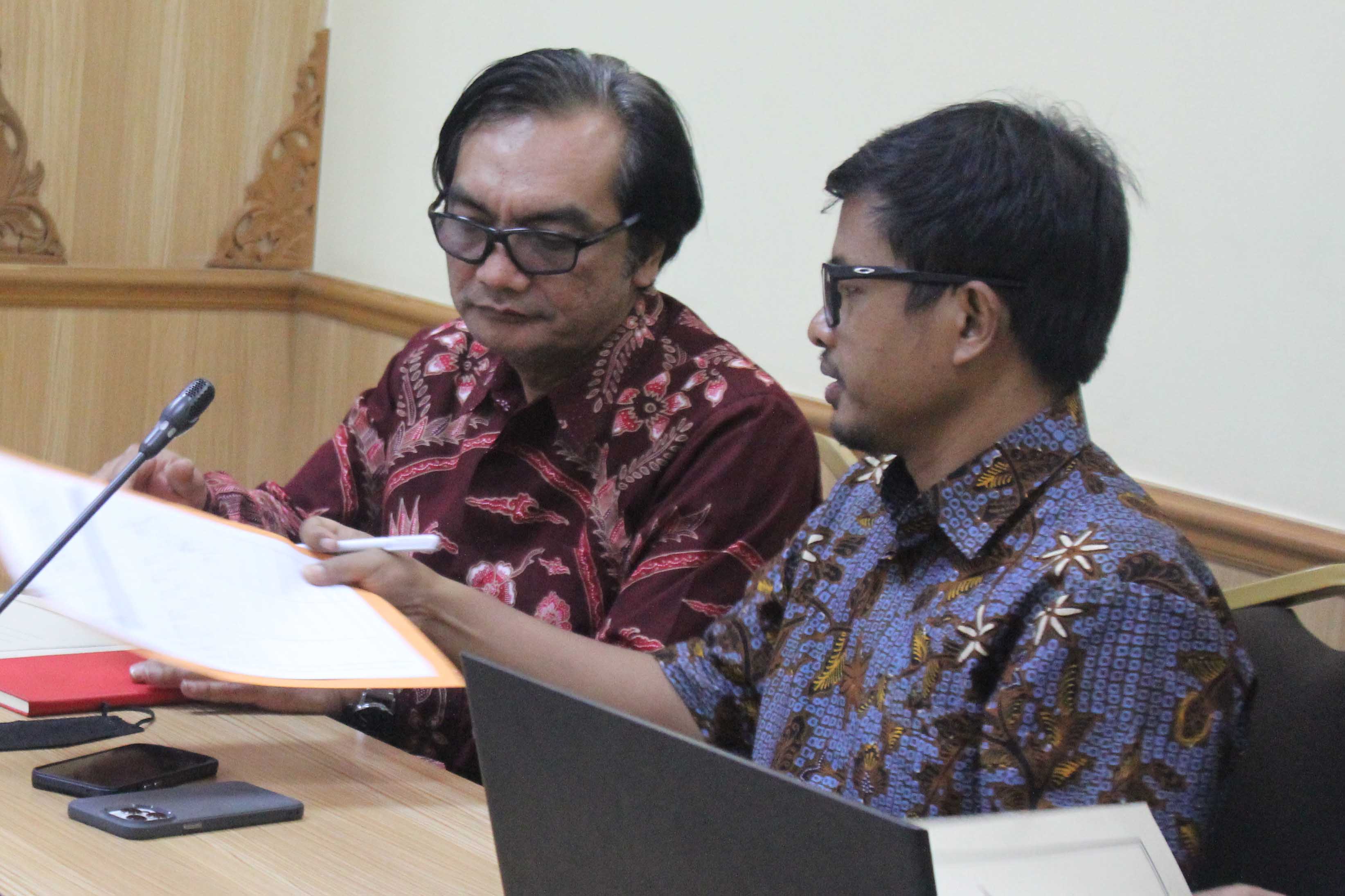 Angota Komisi Pemilihan Umum (KPU) Idham Kholik (kanan) 