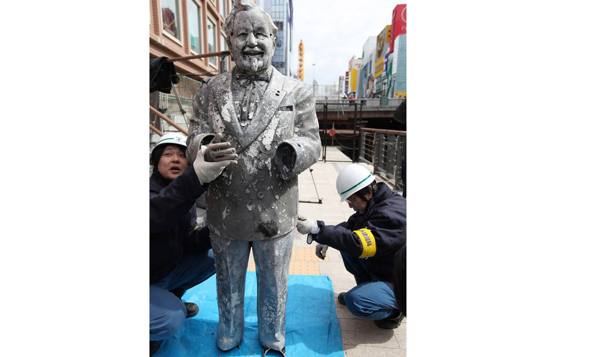 Patung plastik Kolonel Sanders, yang dianggap sebagai benda keberuntungan penggemar baseball Jepang, akhirnya dibuang.