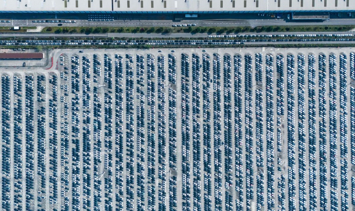 Mobil listrik baru yang dijual terlihat diparkir di pusat distribusi perusahaan mobil Changan di kota Chongqing, Tiongkok barat daya.