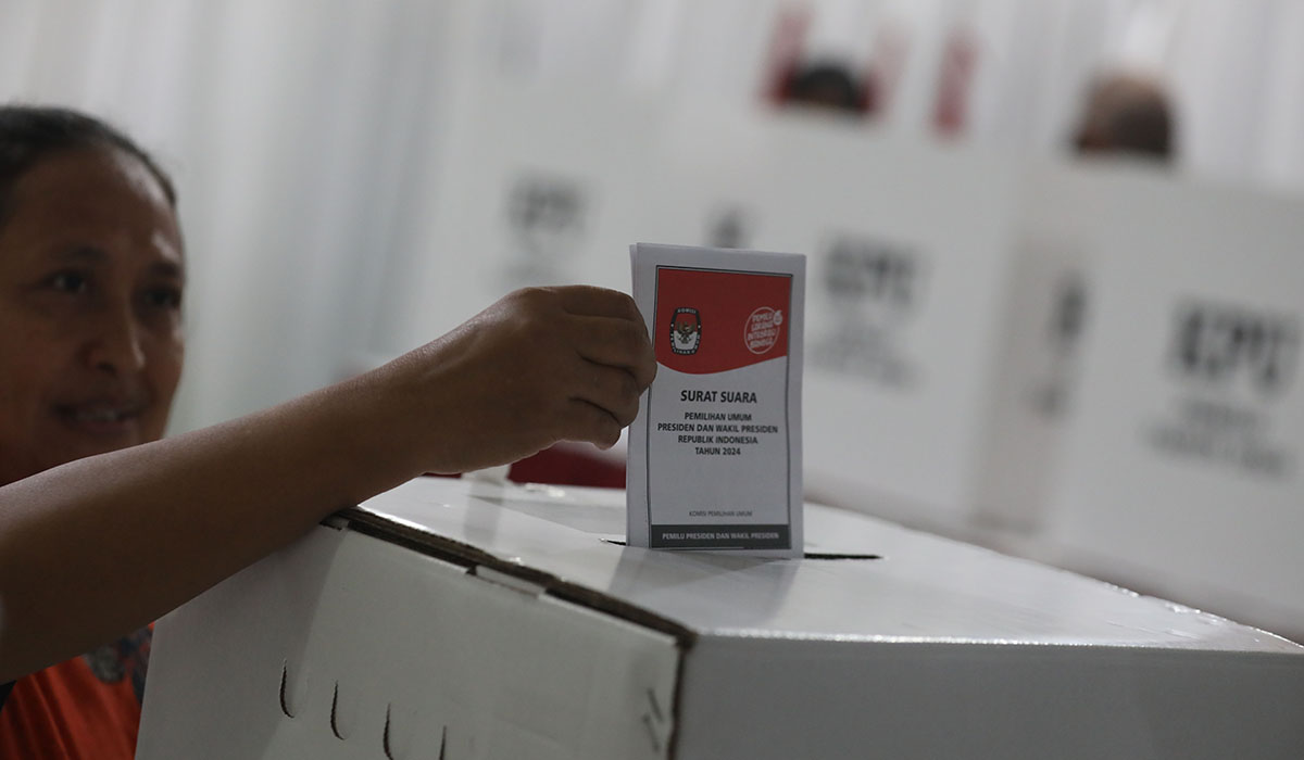 Ilustrasi warga memasukkan surat suara yang sudah dicoblos ke kotak suara di TPS.