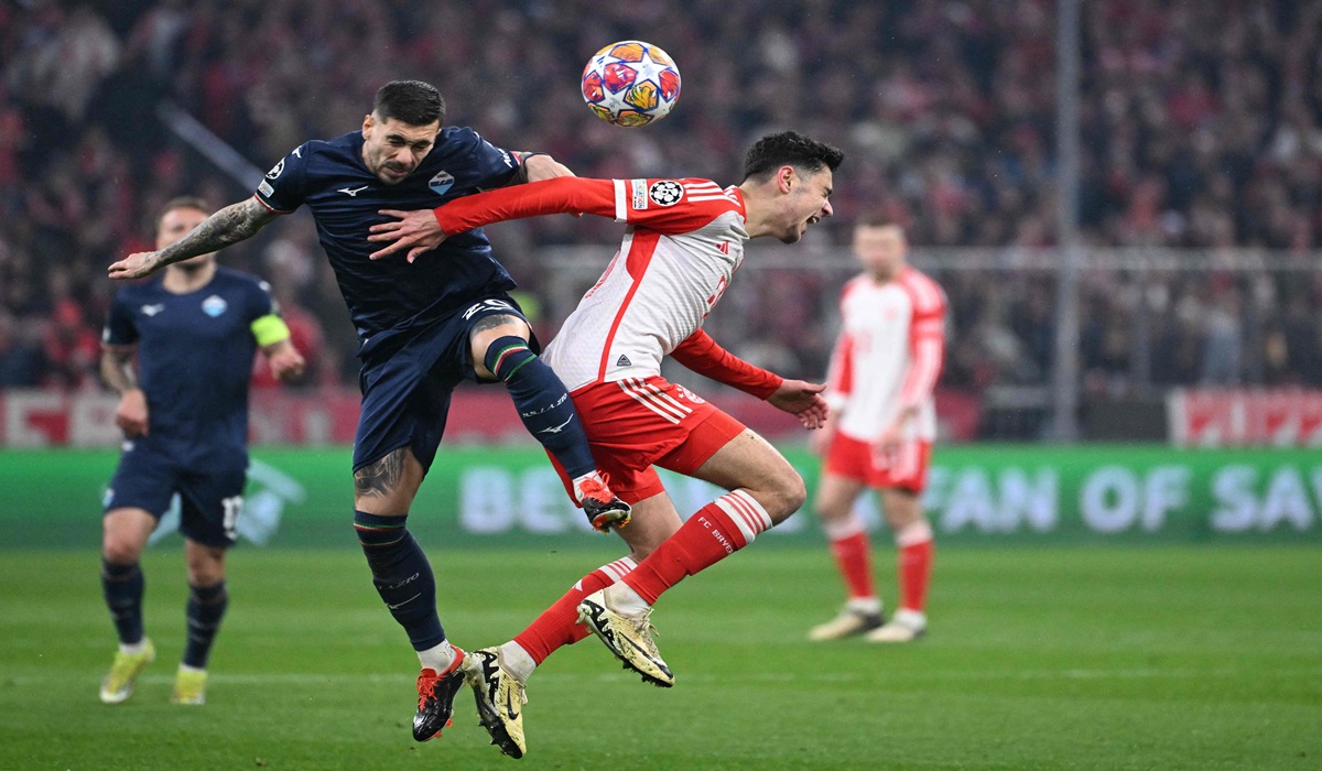 Gelandang Lazio Mattia Zaccagni (kiri) dalam laga Liga Champions melawan Bayern Muenchen.