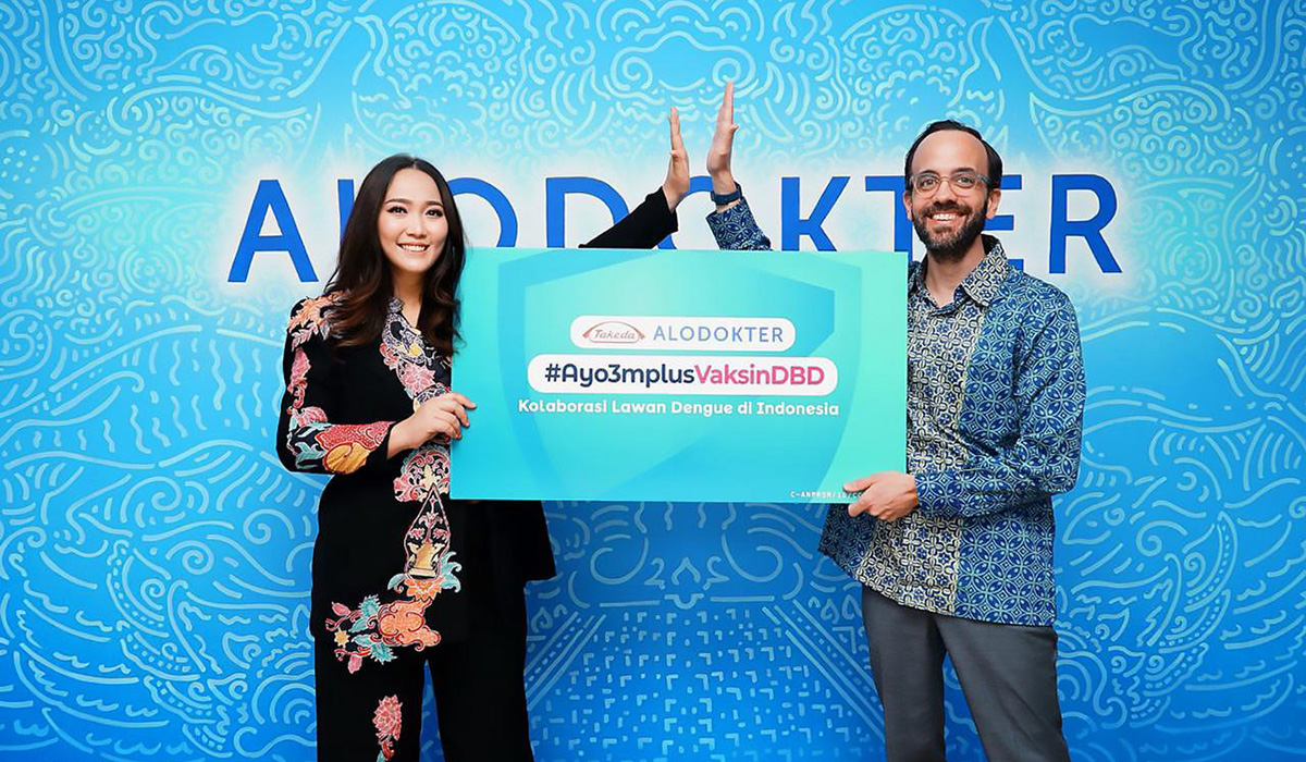 Presiden Direktur PT Takeda Innovative Medicines Andreas Gutknecht (kanan) dan Presiden Direktur Alodokter Suci Arumsari.