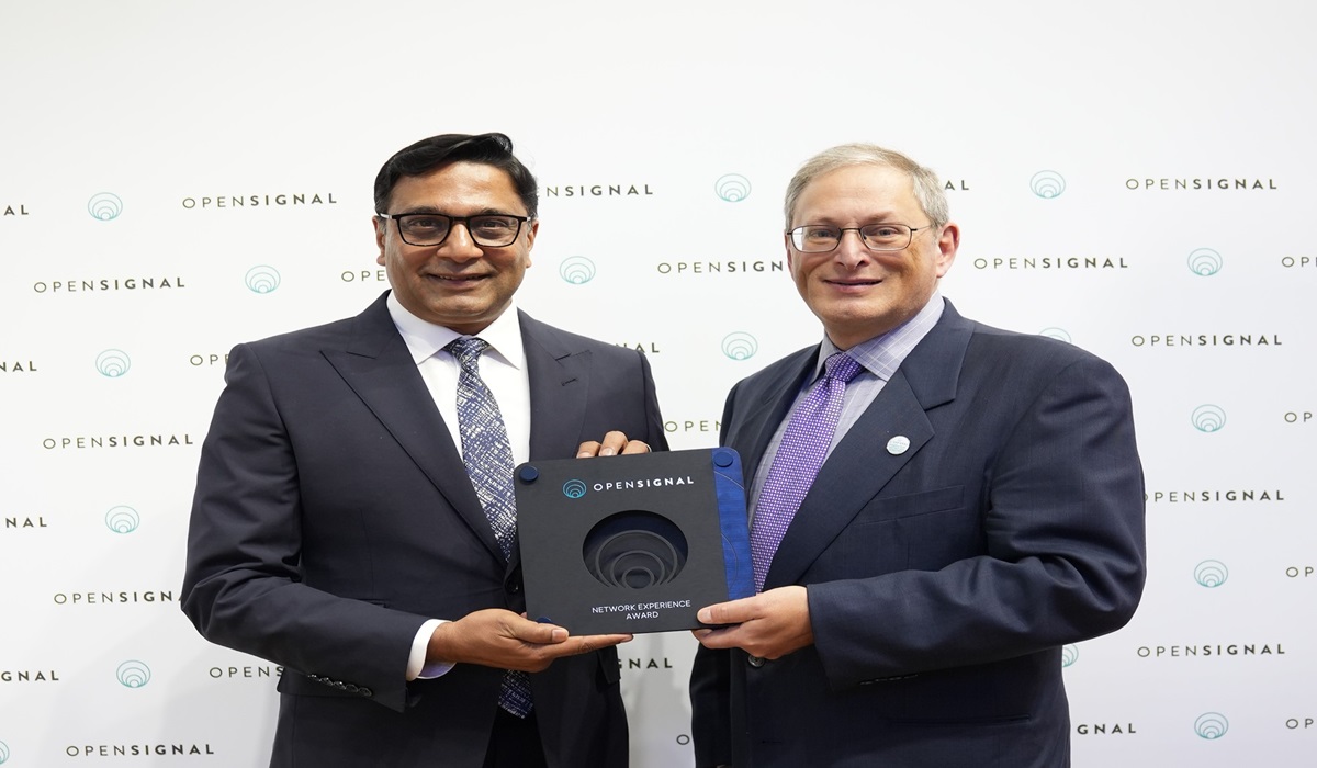 President Director and Chief Executive Officer Indosat Ooredoo Hutchison Vikram Sinha (kiri) menerima penghargaan.