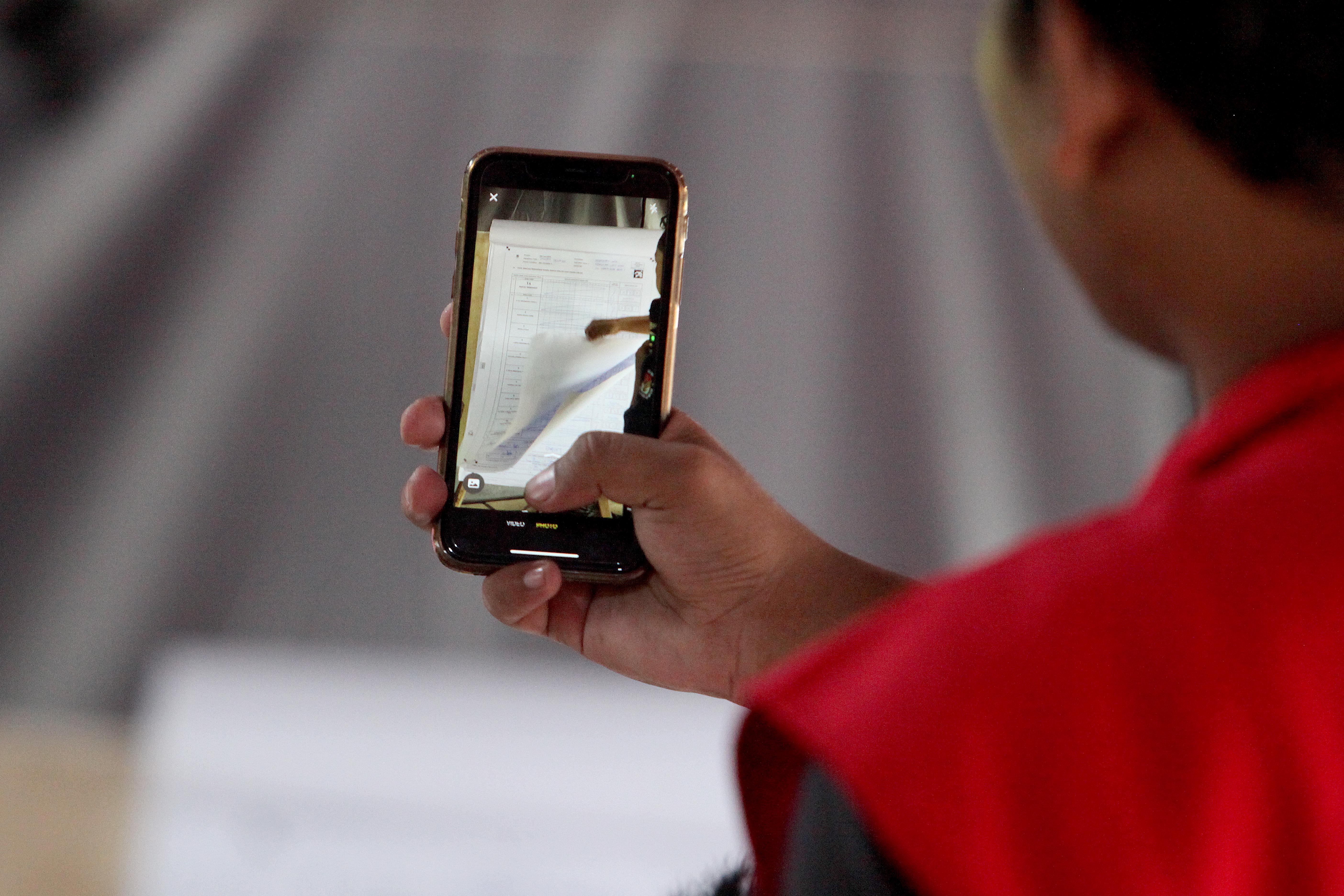 Petugas menuntaskan rekap hasil penghitungan perolehan suara