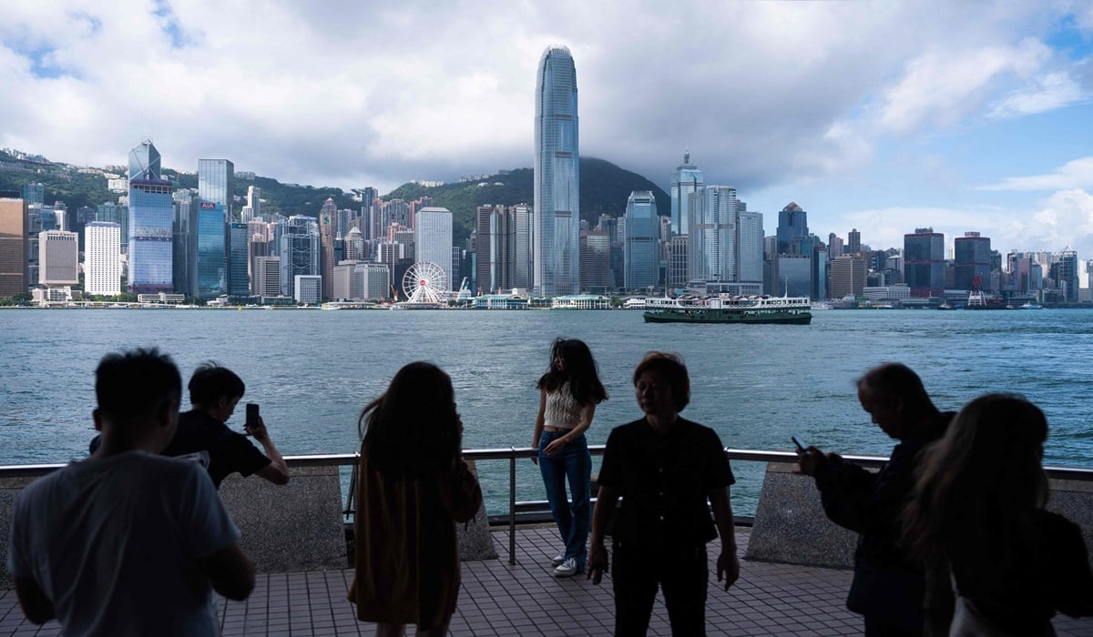 Wisatawan berfoto di Victoria Harbour, Hong Kong