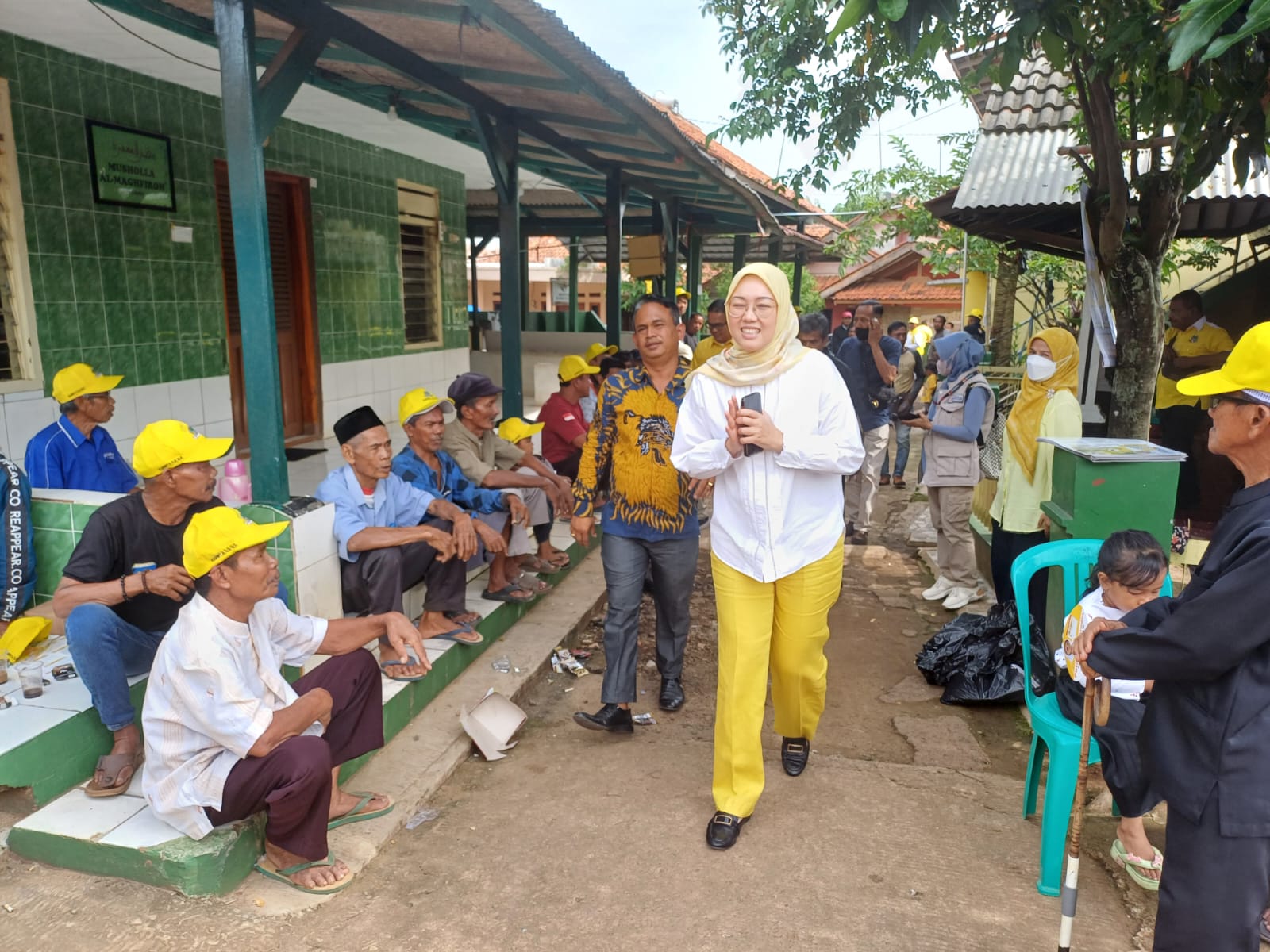 Anne Ratna Mustika menyapa warga.