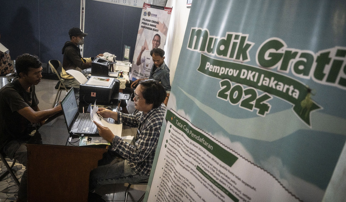  Calon pemudik gratis Pemprov DKI Jakarta (kiri) melakukan verifikasi data di Kantor Suku Dinas Perhubungan Jakarta Timur.