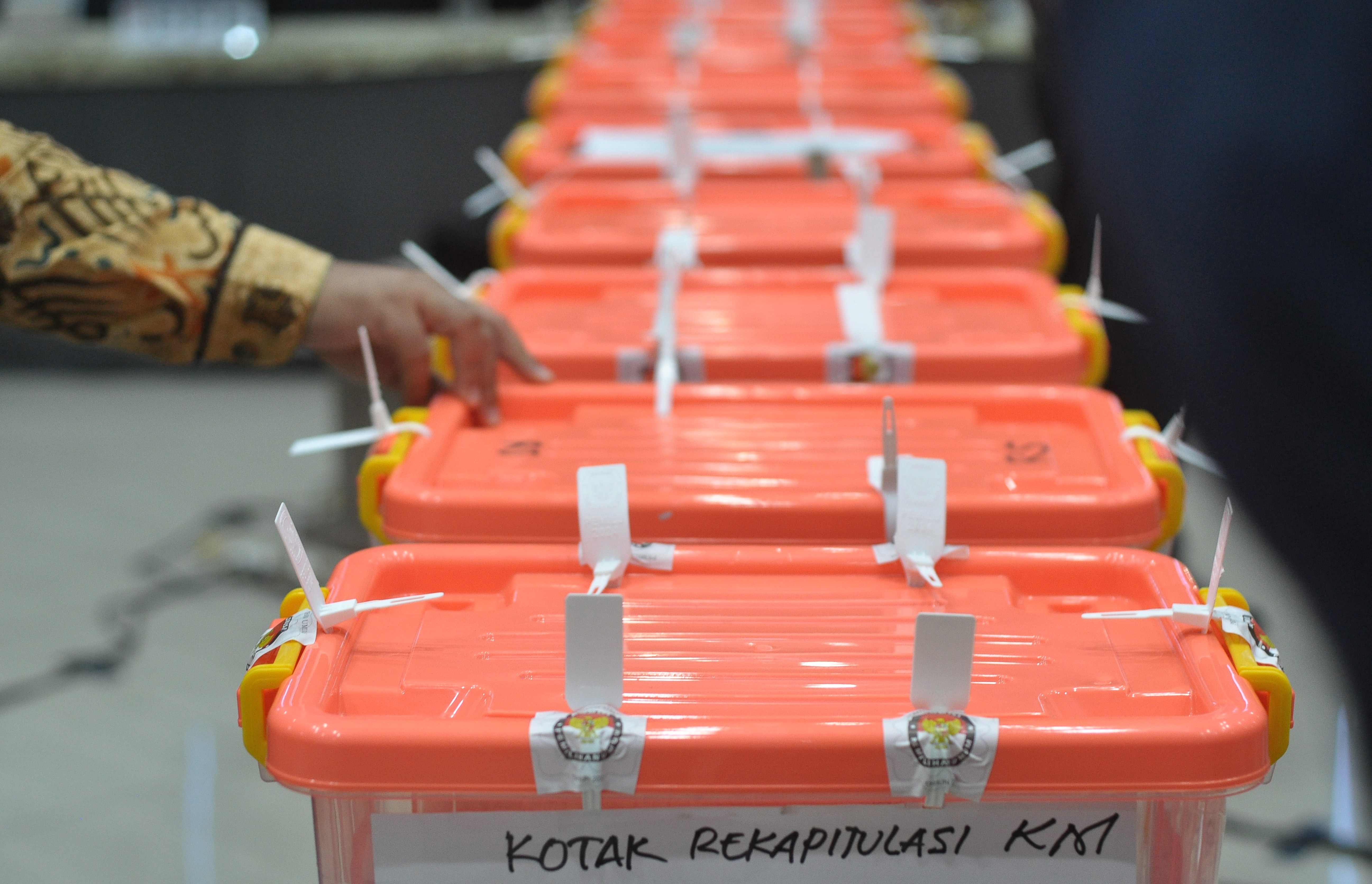 Petugas mengecek segel box berisi data perolehan suara tingkat kecamatan 