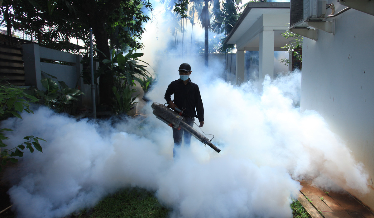 Petugas melakukan pengasapan (fogging) di permukiman warga di kawasan Puri Mutiara Raya, Cilandak Barat, Jakarta.
