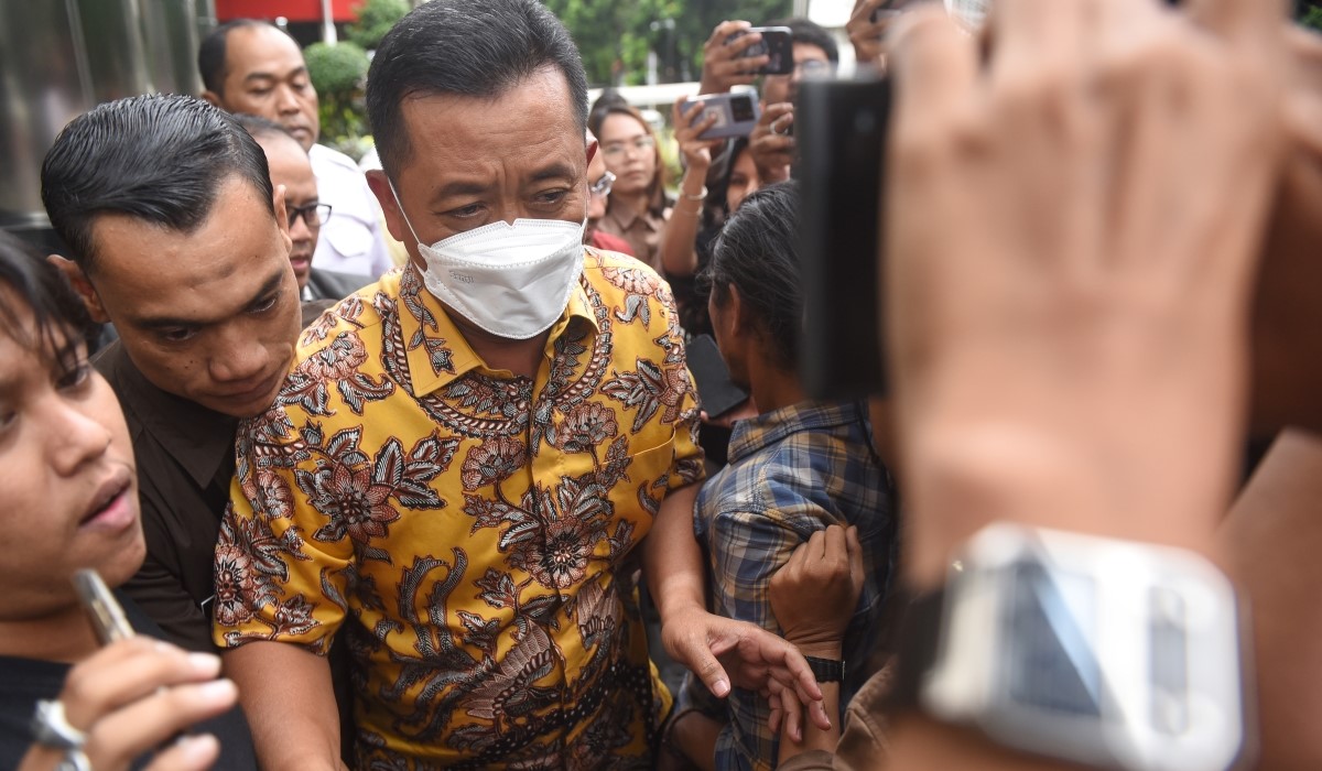 Ilustrasi: Sekda Kota Bandung Ema Sumarna (kanan) menghindari pertanyaan wartawan usai menjalani pemeriksaan di Gedung Merah Putih KPK