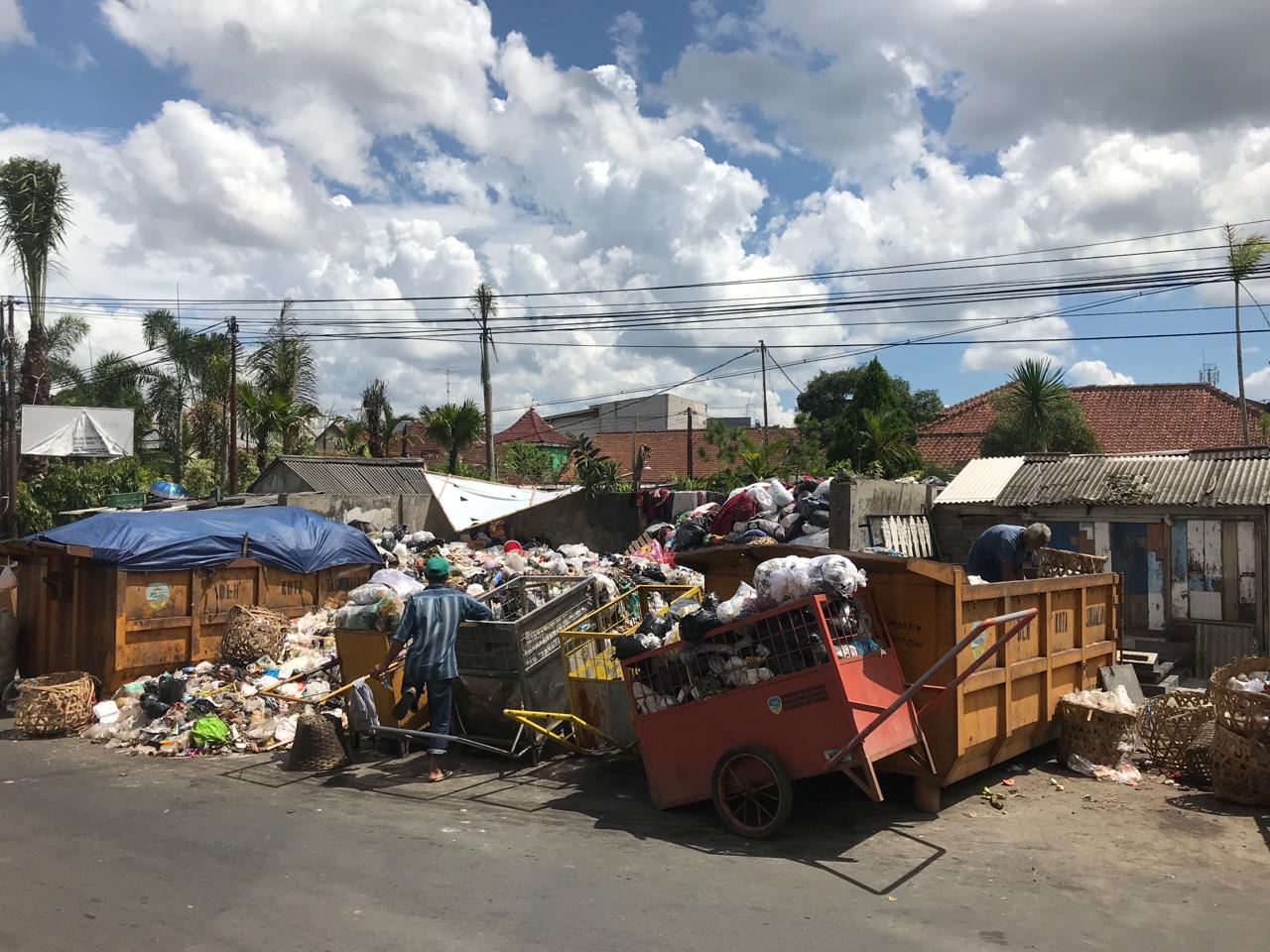 Dinas Lingkungan Hidup Kota Tasikmalaya Kerja Keras Angkut Sampah ke TPA