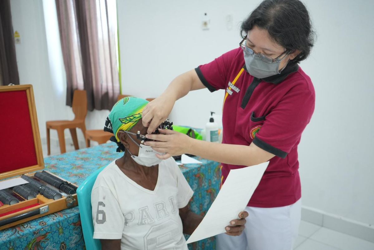 Petugas medis memeriksa kesheatan amta warga Timika, Papua.