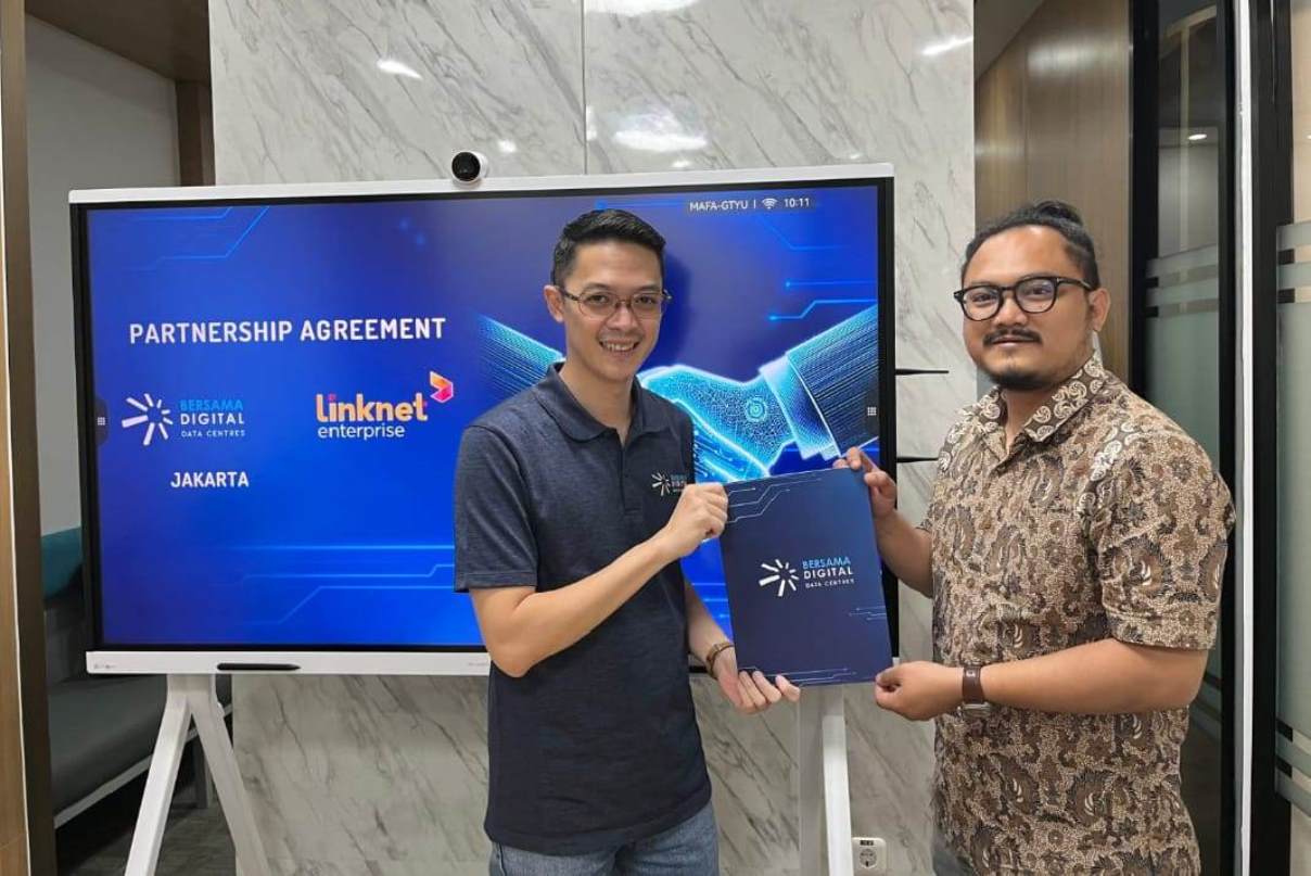 Head of Business Ecosystem BDDC Erland Karim (kiri) dan Head of Corporate Product PT Link Net Tbk Ryan Oky Saputra. 