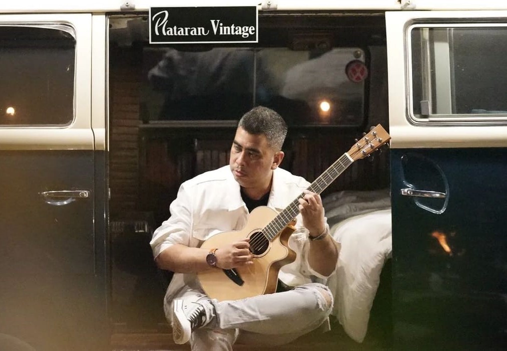 Rio Adiwardhana, musisi yang memiliki karier profesional yang lengkap di industri musik.