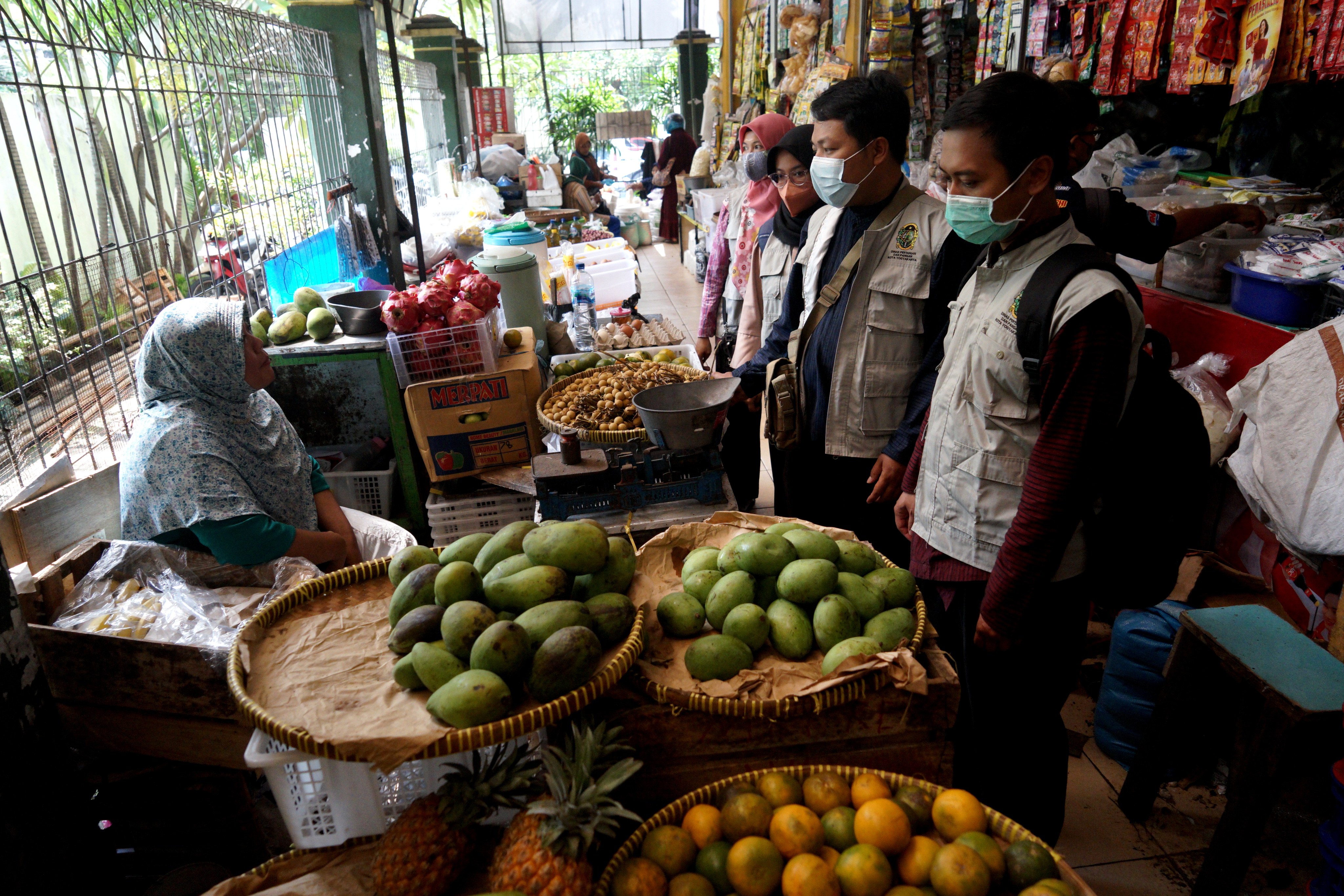 Anggota Tim TPID Daerah Istimewa Yogyakarta (DIY) memantau harga pangan di pasar Beringharjo, Yogyakarta.